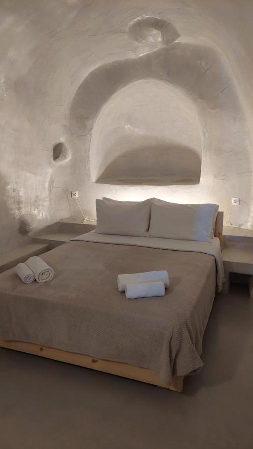 Traditional Cave House with Caldera View (3 Adults)