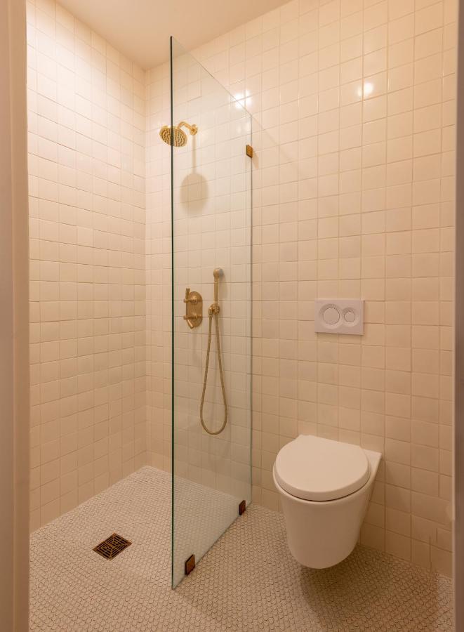 Single Full,1743695011:JPEG