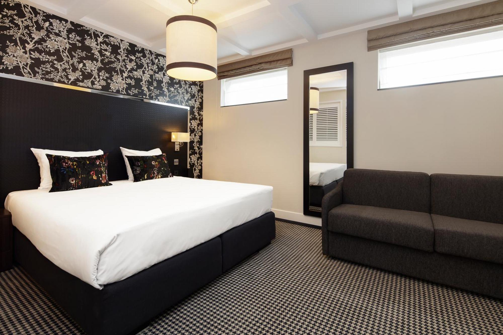 Souterrain Triple Room (Below Street Level with Limited View)