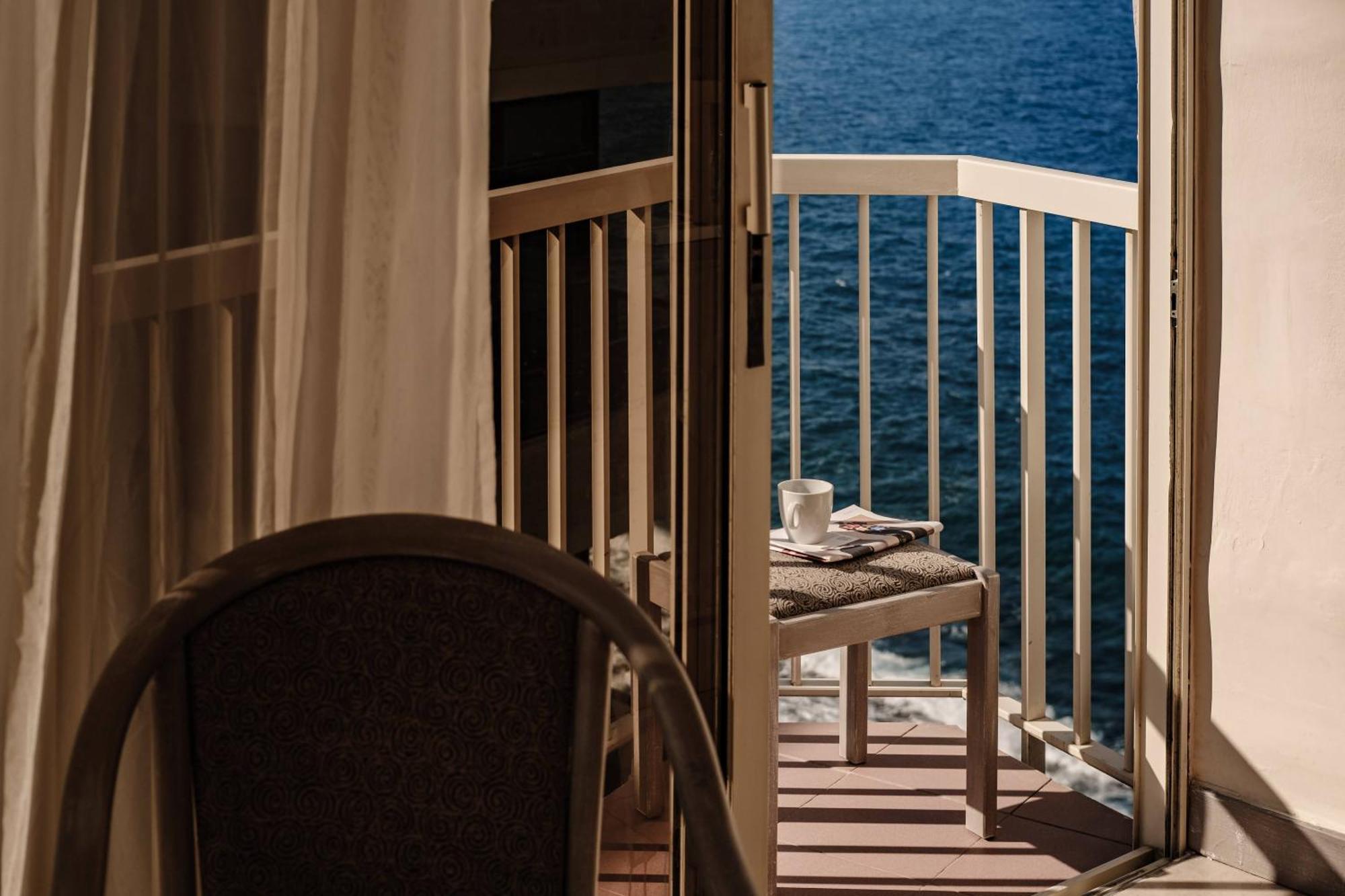 Double or Twin Room with Lateral Sea View