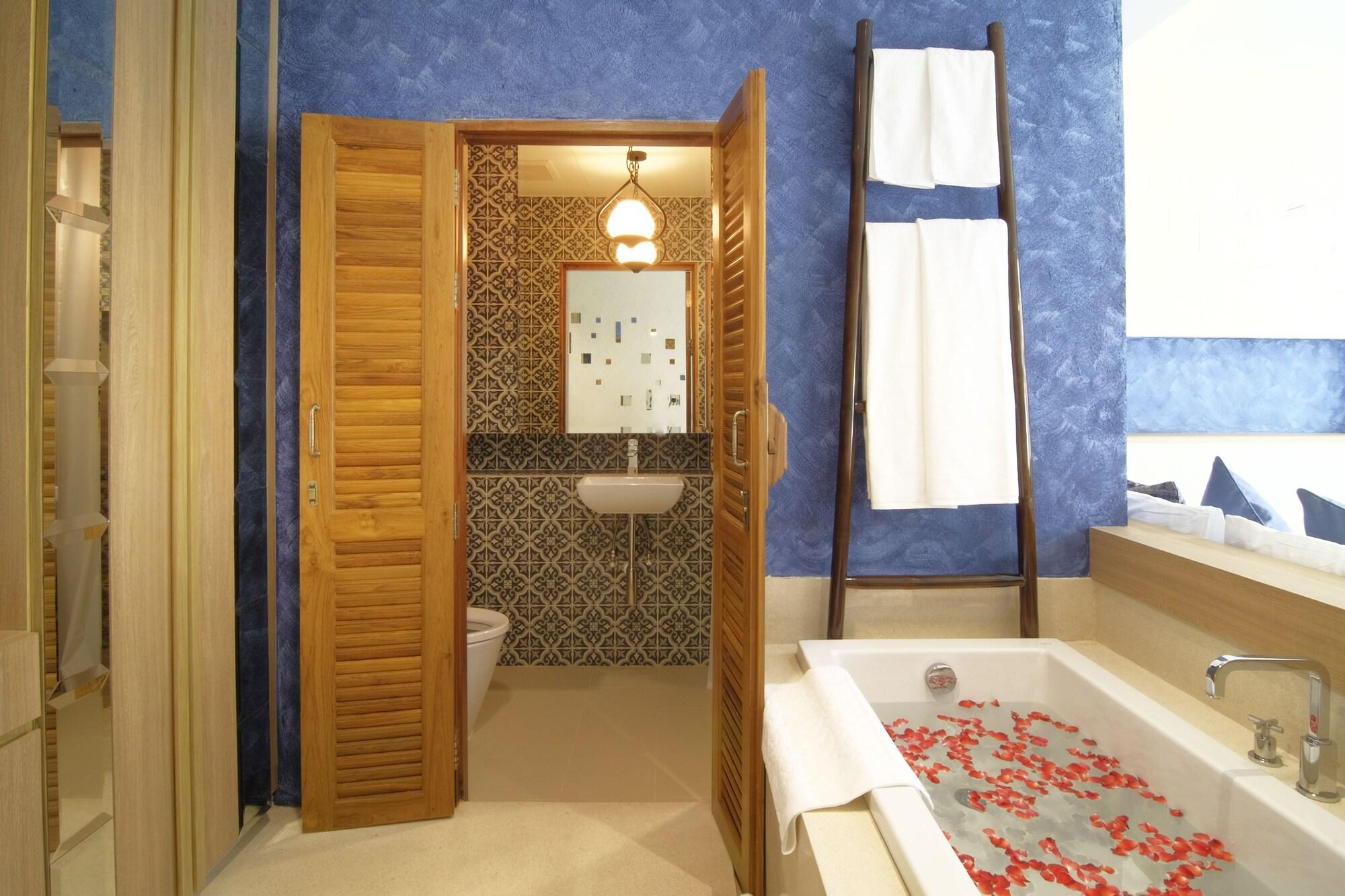 Deluxe King Room with Pool Access