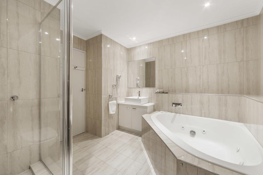 Queen Room with Spa Bath