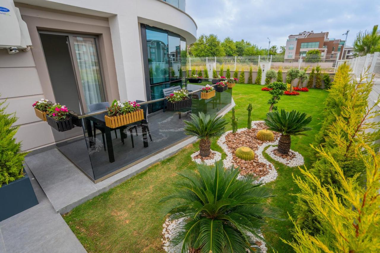 Deluxe Two-Bedroom Apartment with Garden View