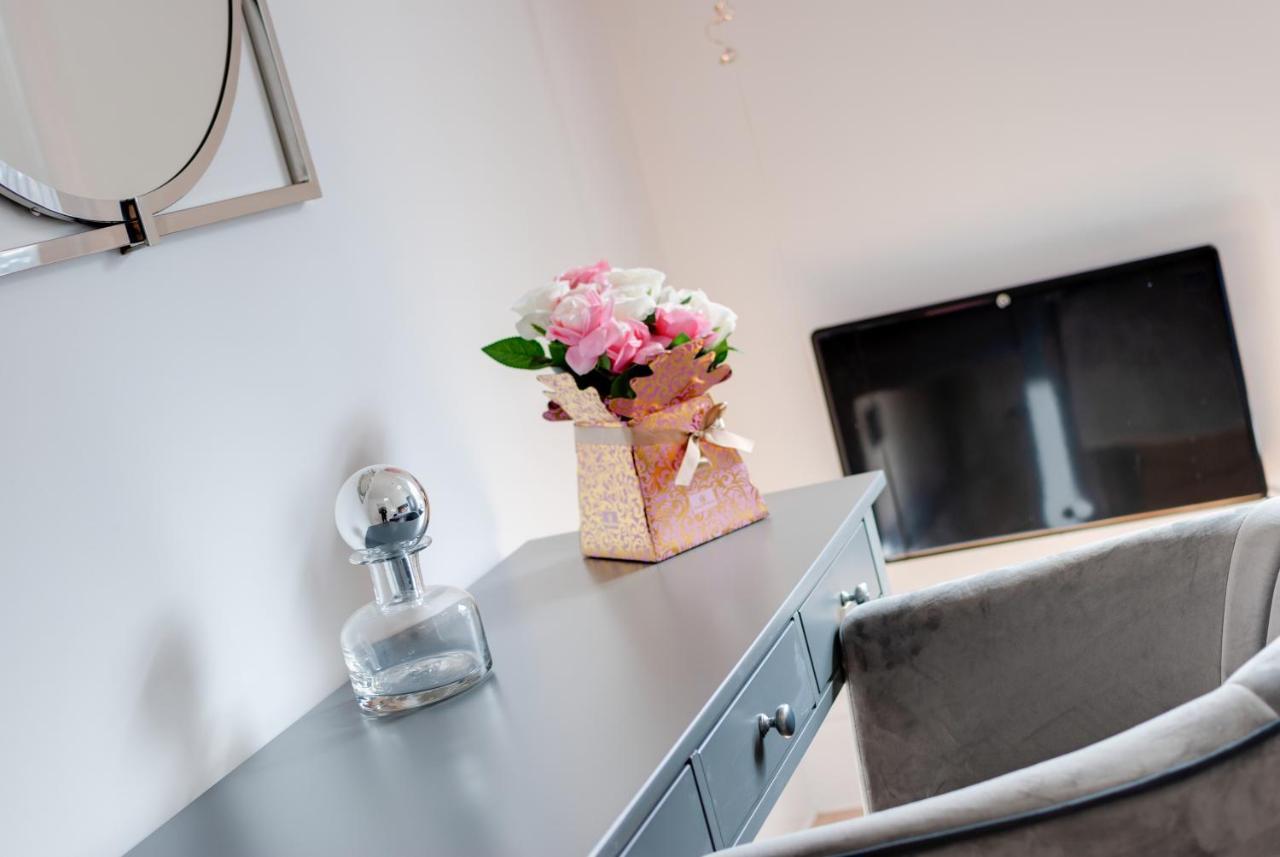 Two-Bedroom Apartment,1469292476:JPEG