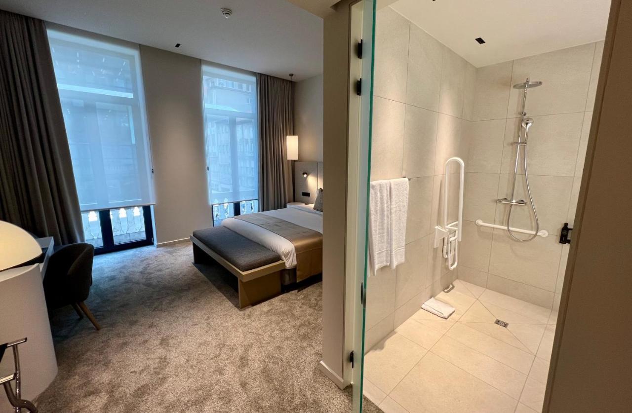 King Room with Roll-In Shower - Disability Access