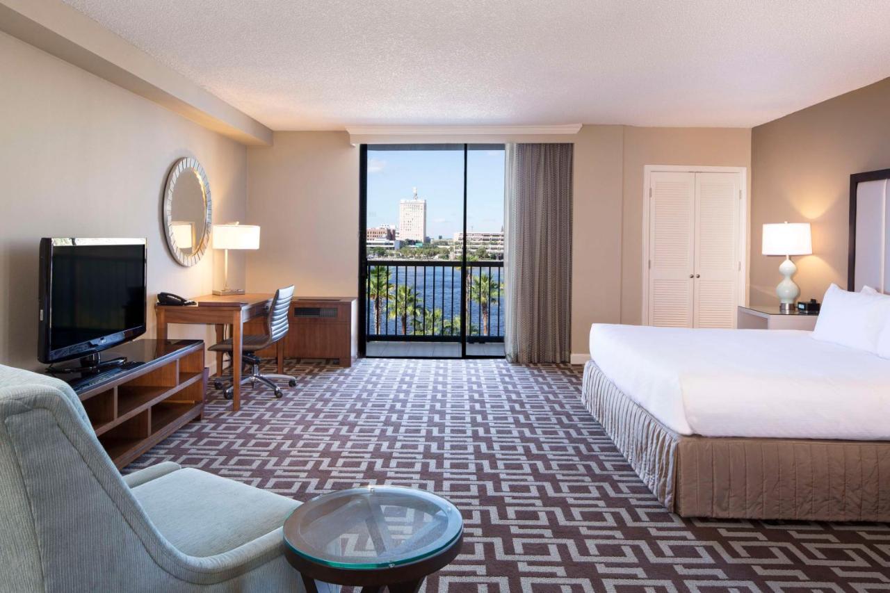 Queen Room with Roll-in Shower and River View - Mobility/Hearing Access