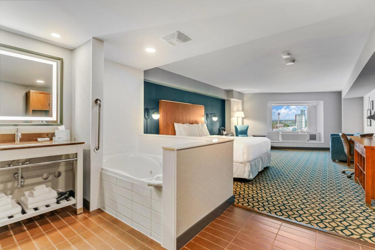 Deluxe, 1 King Bed, City View, Non-Smoking