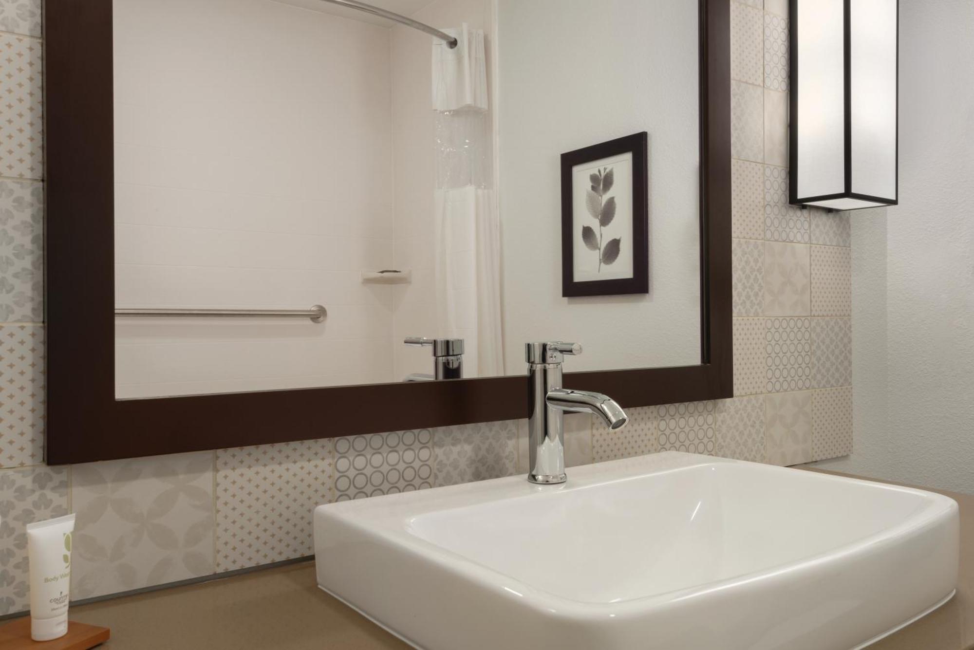 King Room with Roll-In Shower - Disability Access/Non Smoking