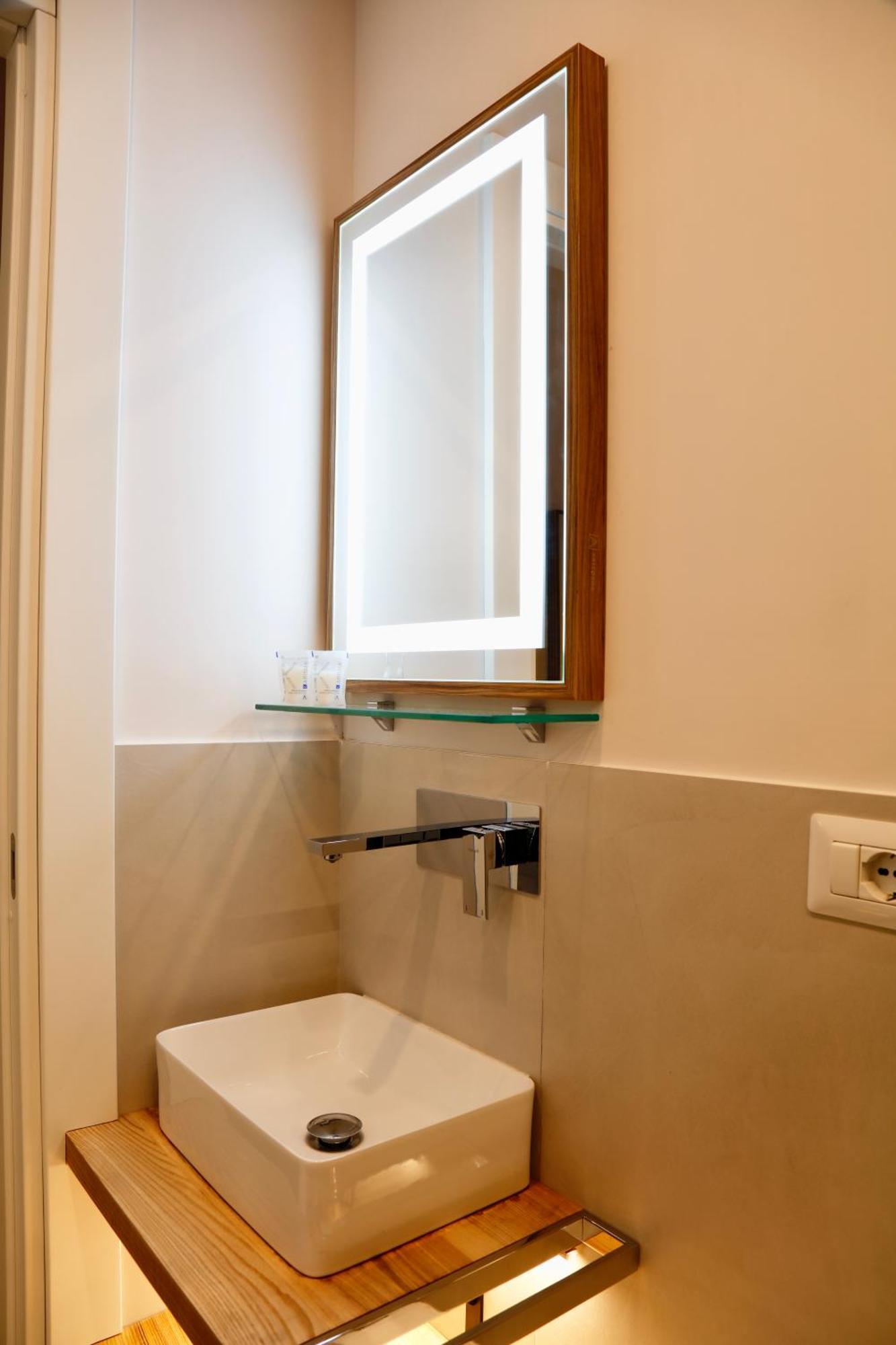 Deluxe Room,1503536956:JPEG