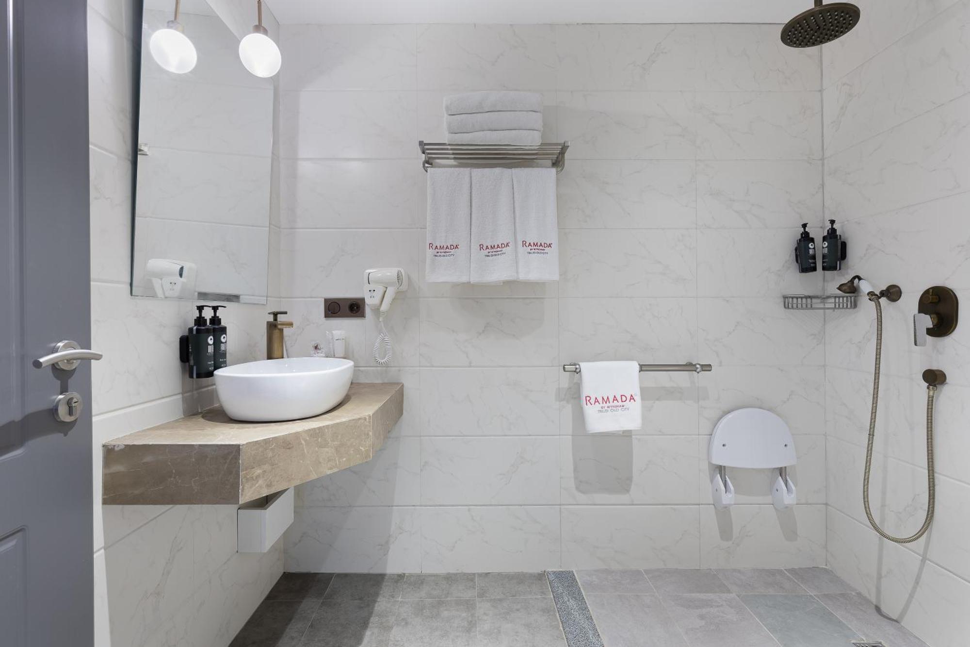King Room with Roll-in Shower - Mobility Access/Non-Smoking