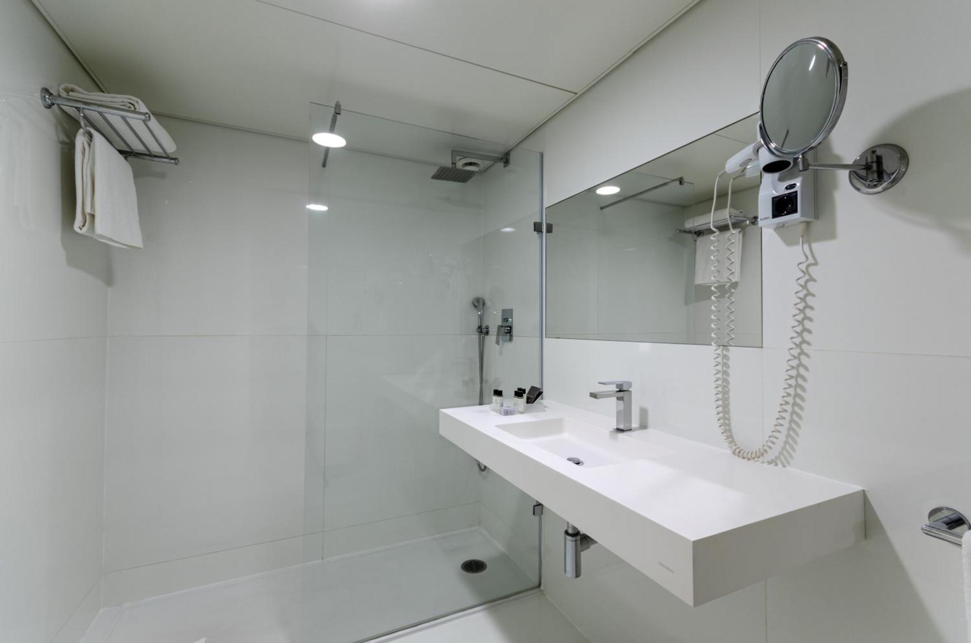 Double or Twin Room (2 Adults + 1 Child)