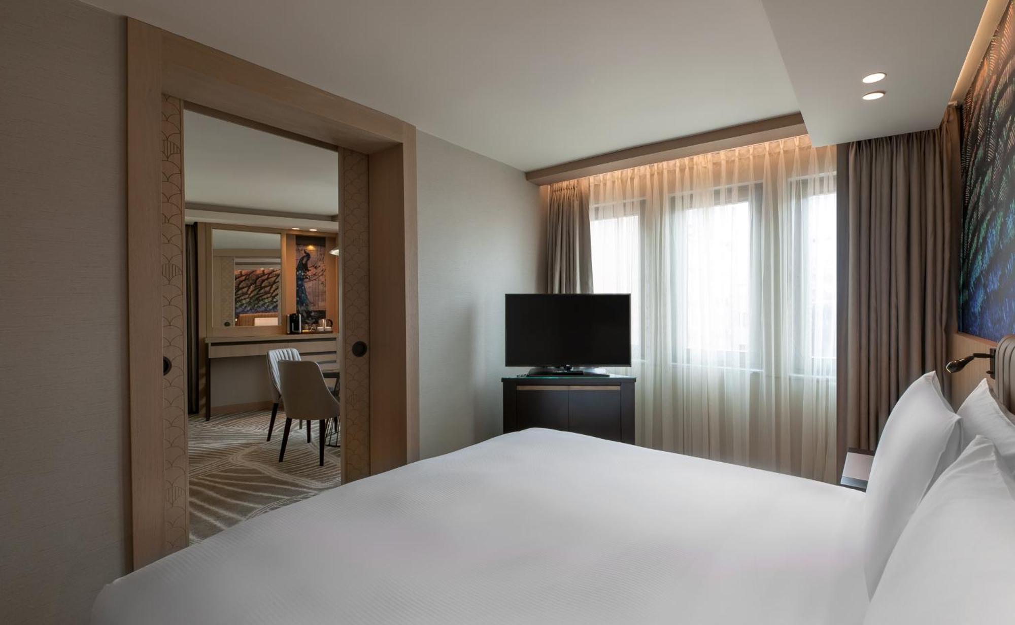 Deluxe One-Bedroom King Suite