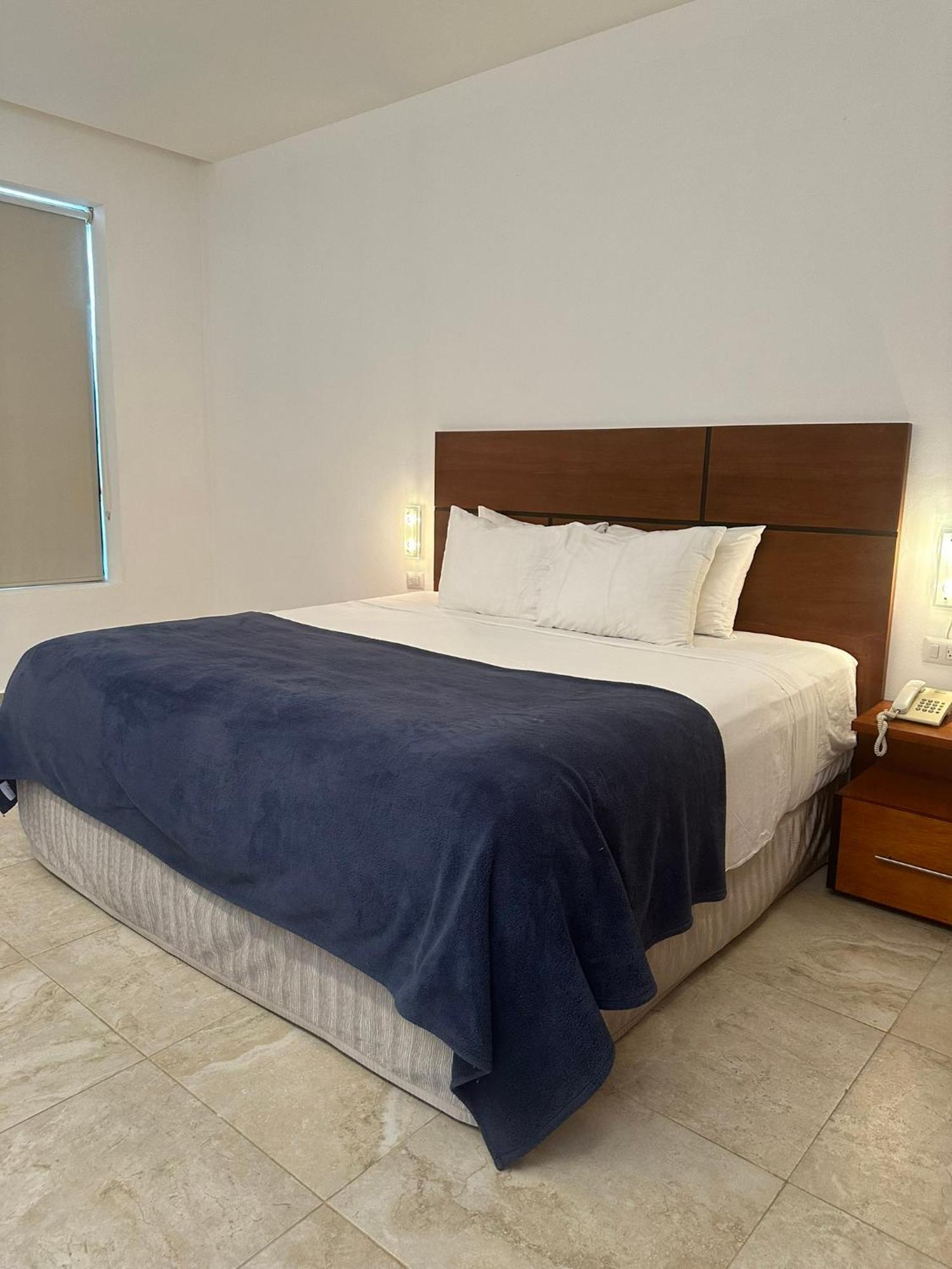 Deluxe 1 Kingsize Bed Room