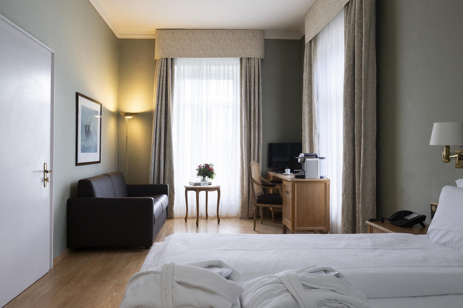 Deluxe King Room with Mountain View
