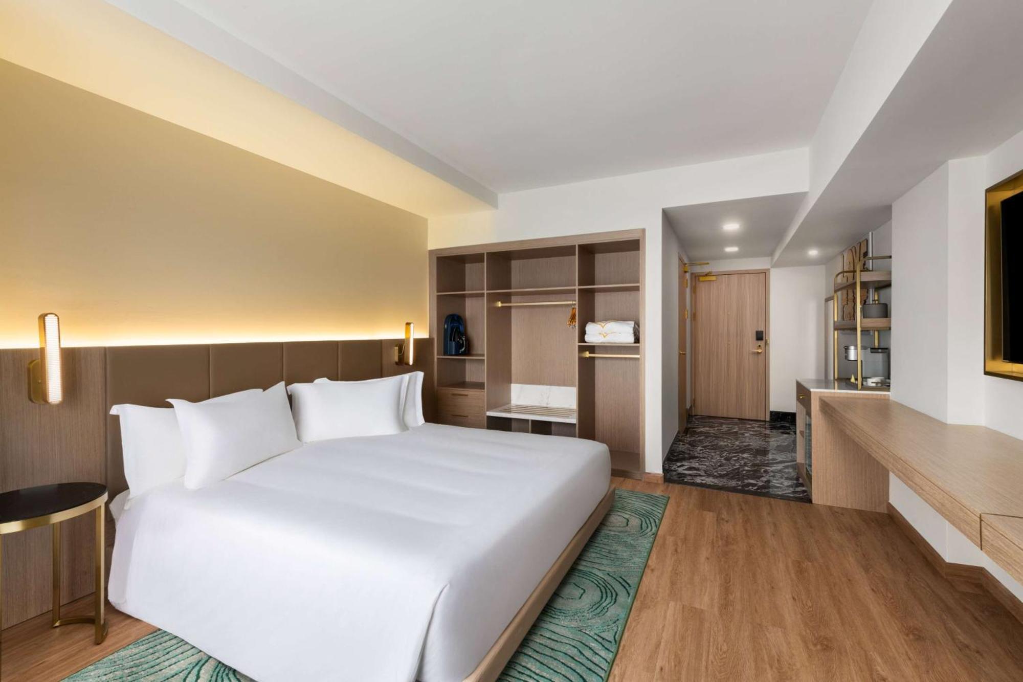 King Room with Mobility Access, Shared Balcony and Roll-In Shower, Non-Smoking