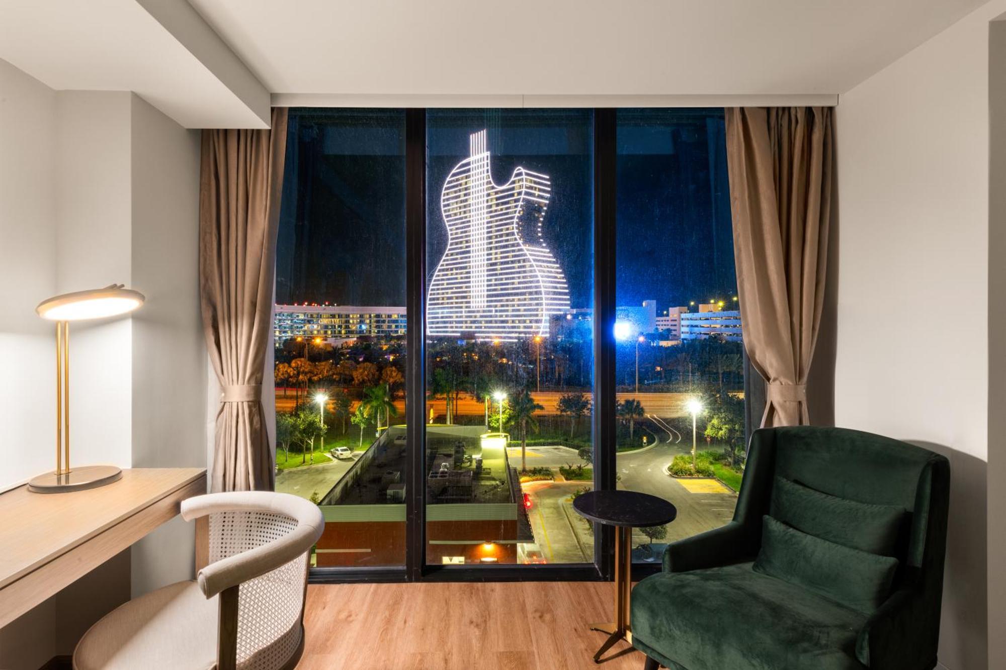 King Room with Guitar View - Non-Smoking