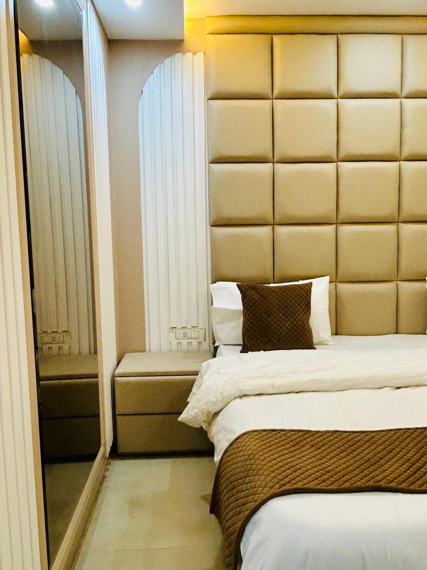 Deluxe Double Room (2 Adults + 1 Child)