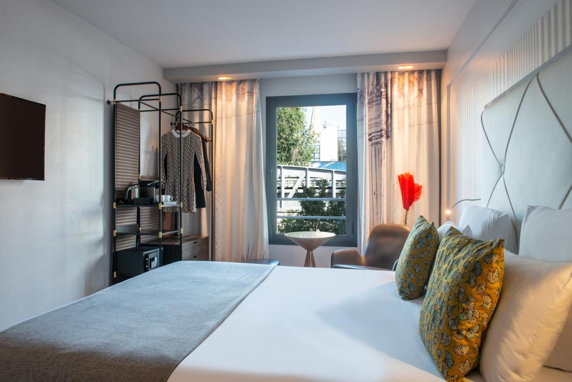 Double Room Eiffel Tower View – 3rd 4th floor
