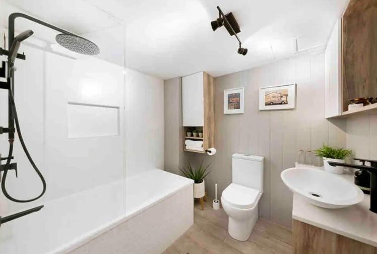 Two-Bedroom Deluxe Apartment with Balcony