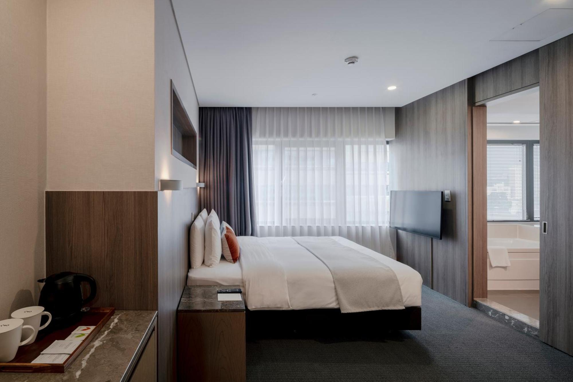 Deluxe Double Room (Breakfast 1+1)