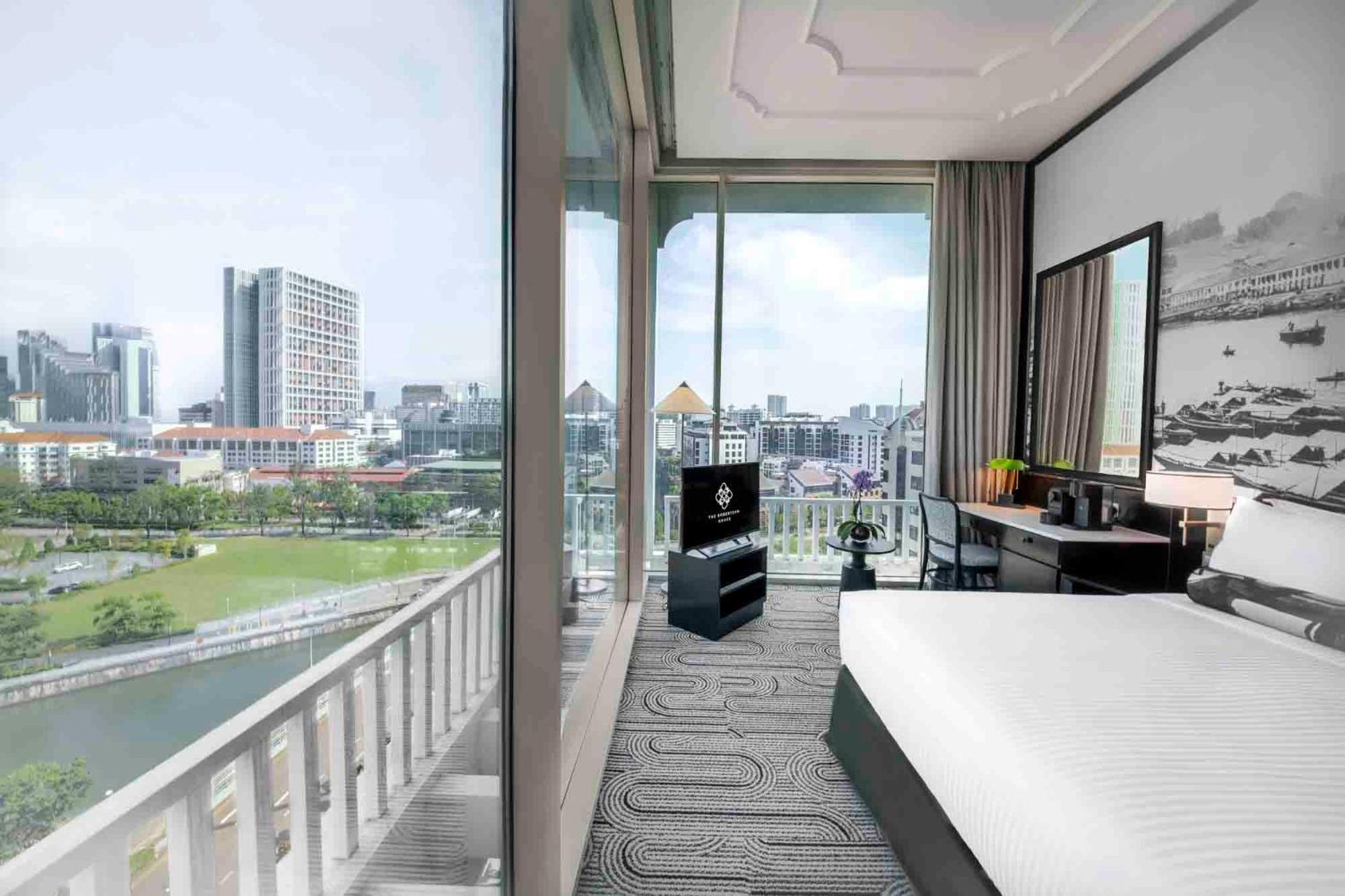 Panoramic Riverview Room with Club Lounge Access
