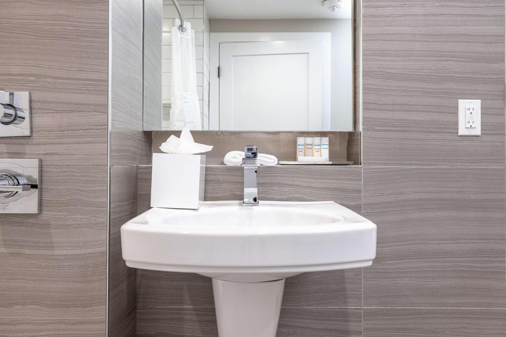 Queen Room,1541855335:JPEG