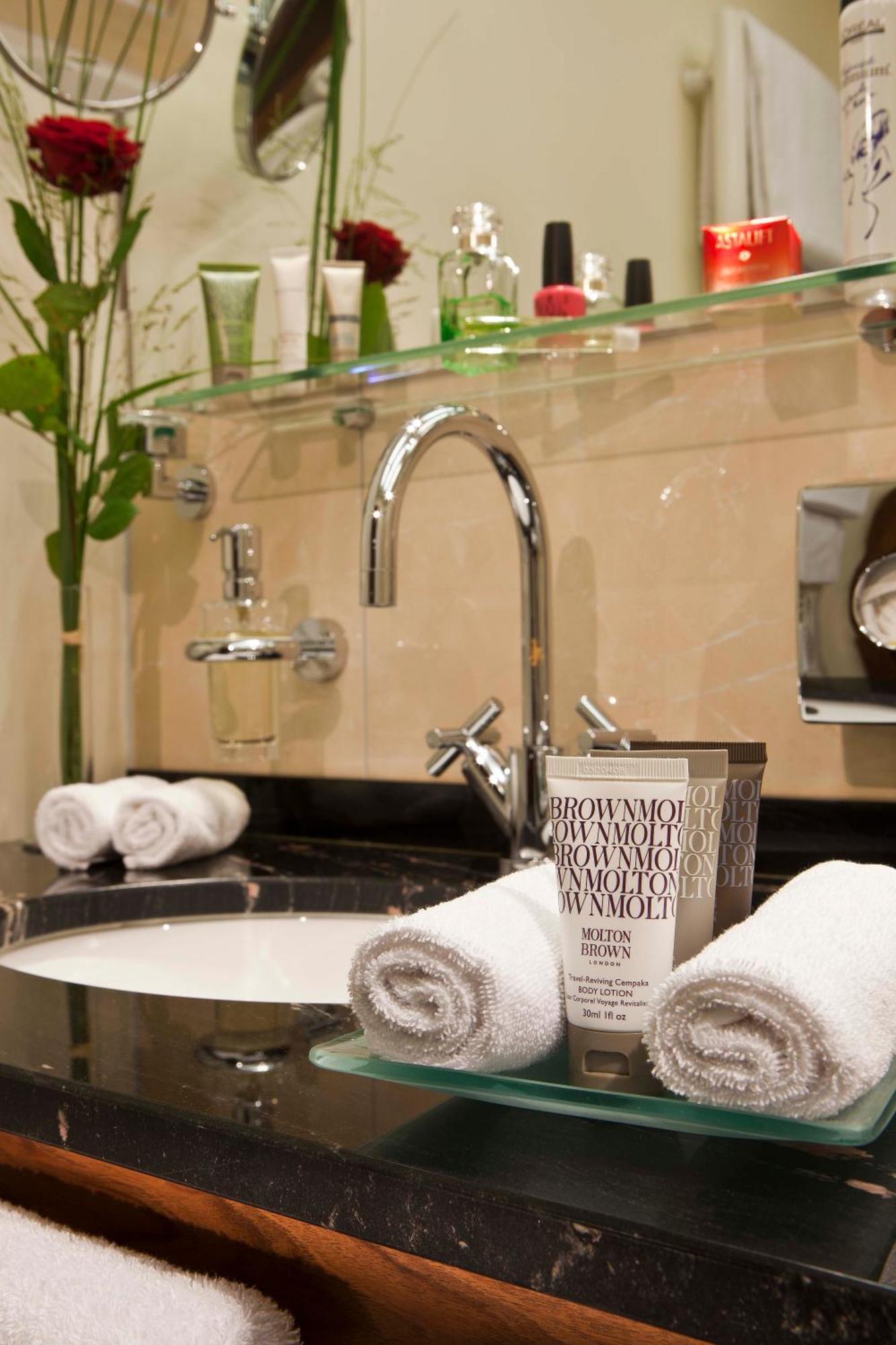 Suite (2-3 Adults)