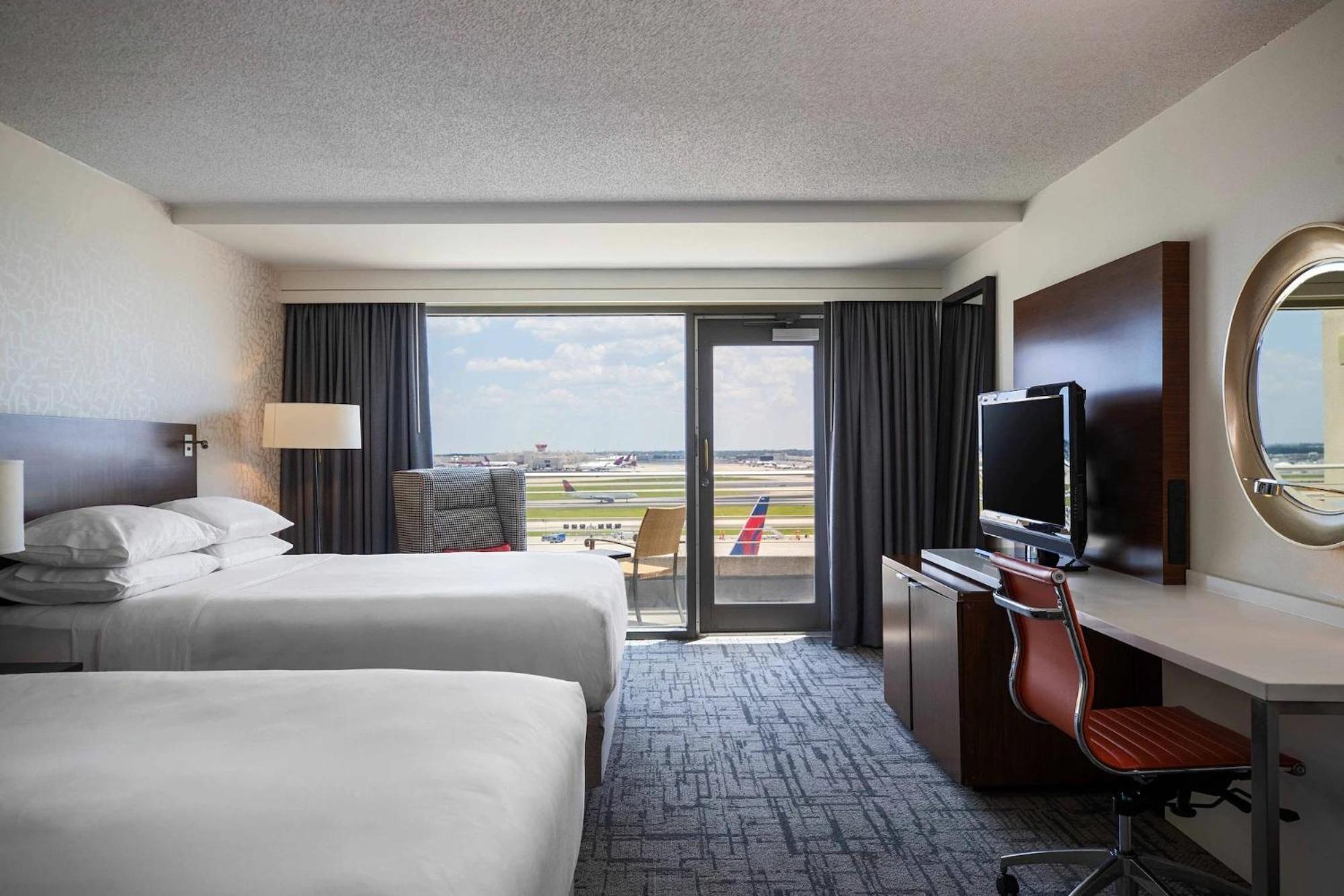 Runway View, Guest room, 2 Queen, Balcony