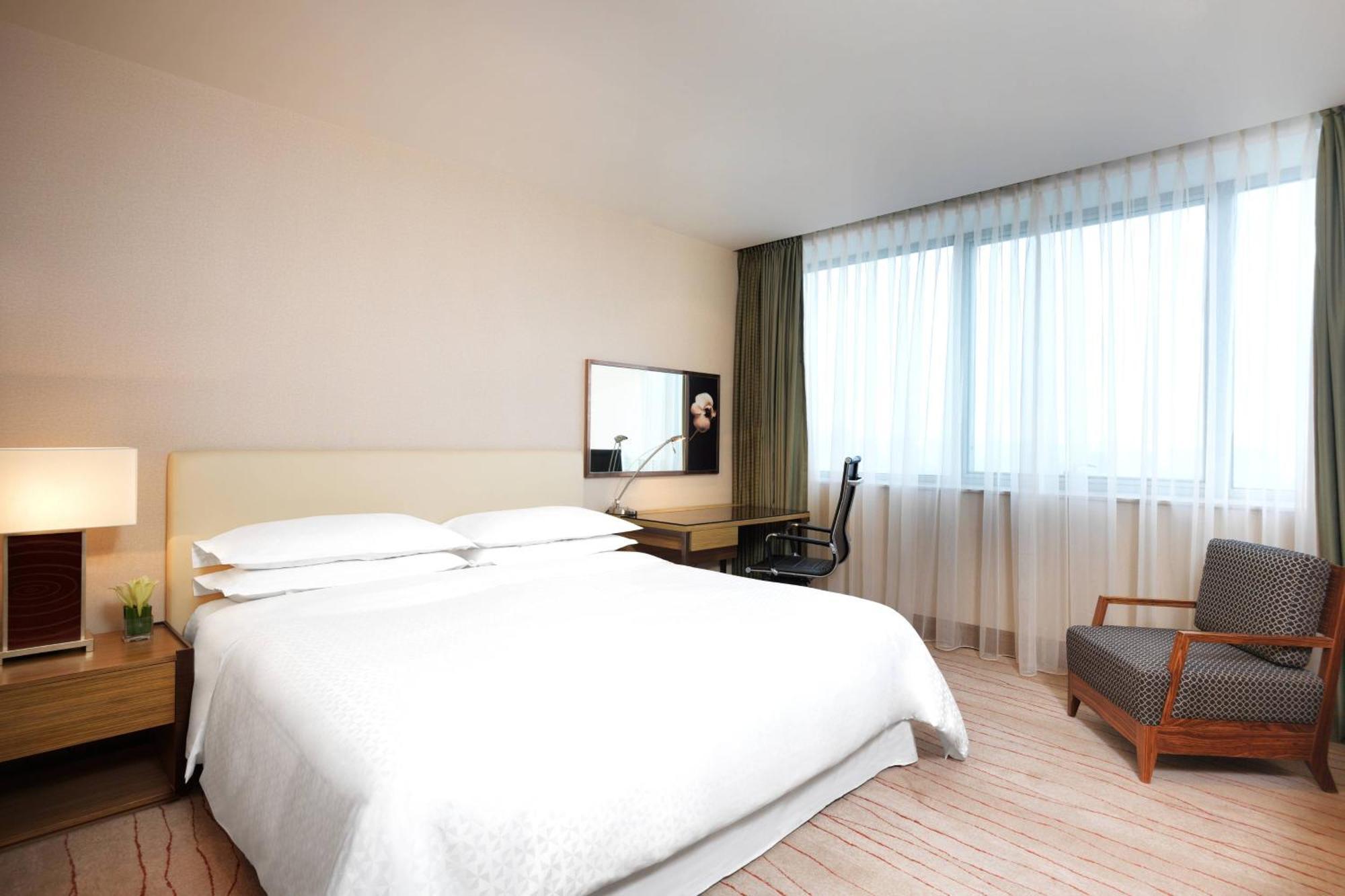 Comfortable king bed room