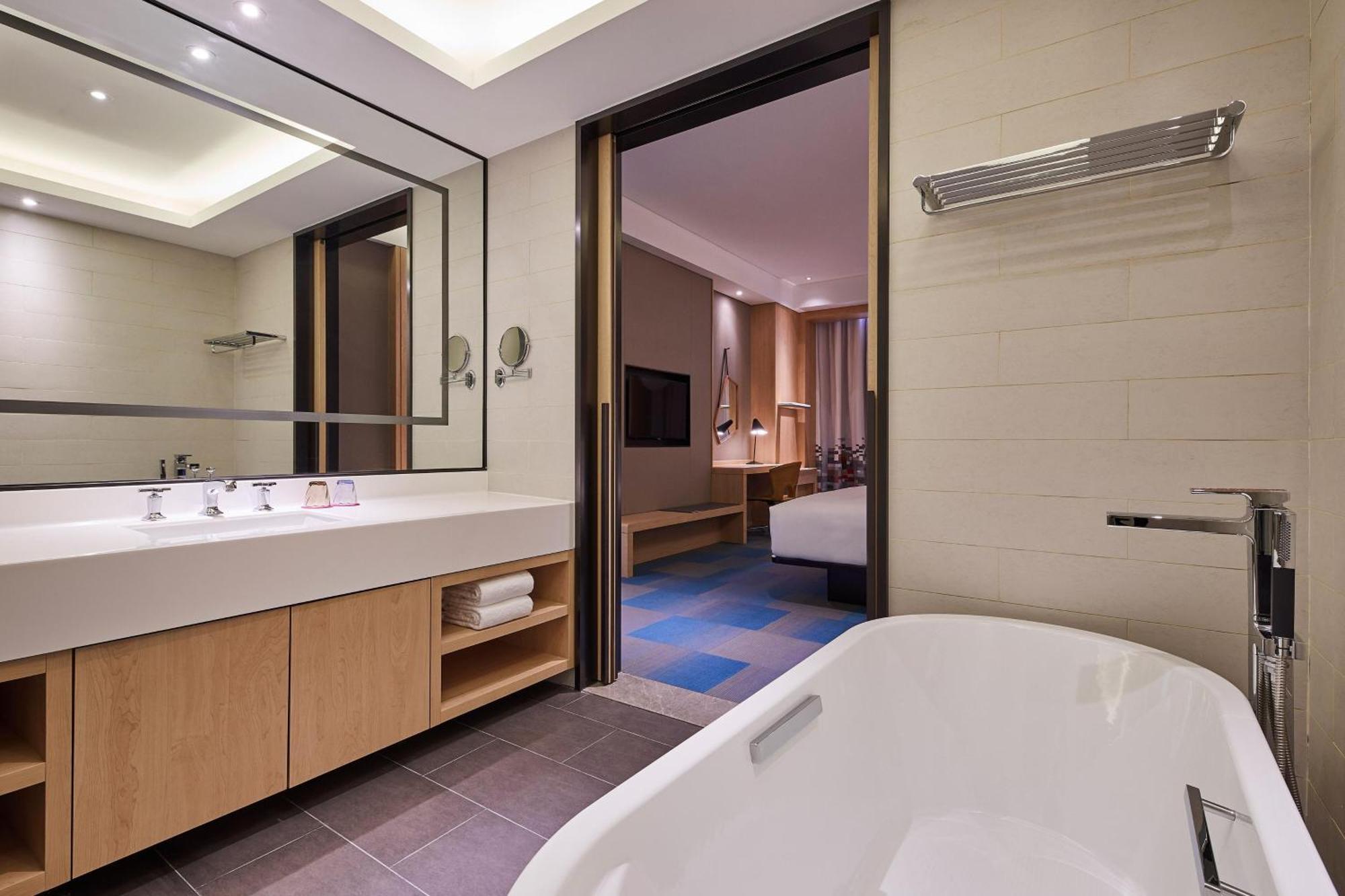 One-Bedroom King Suite
