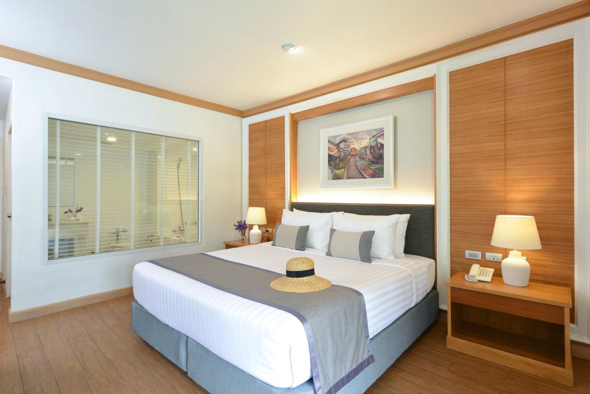 Suite Room King Bed with Living area