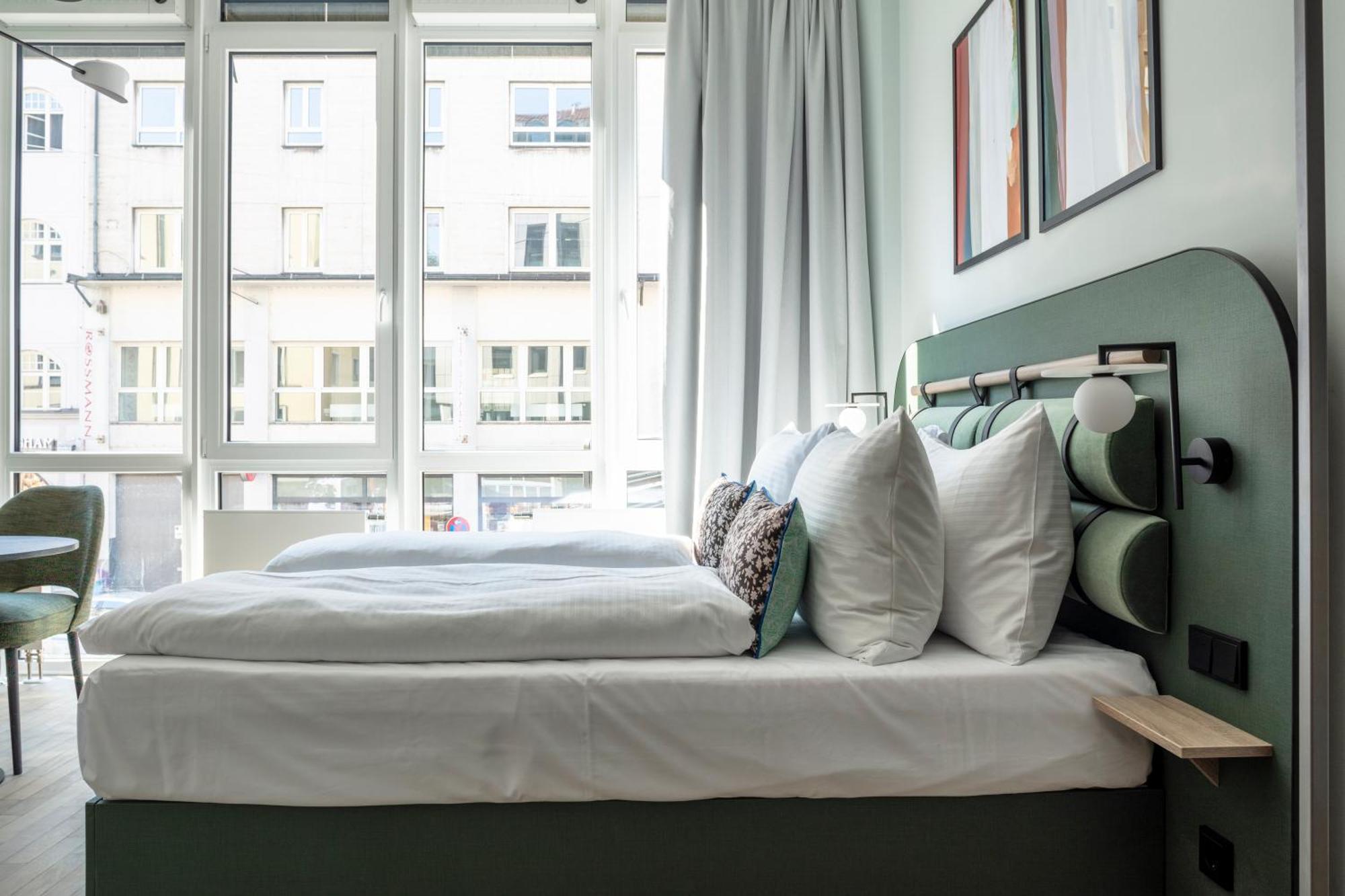 Large Studio with Kitchenette - Accessible