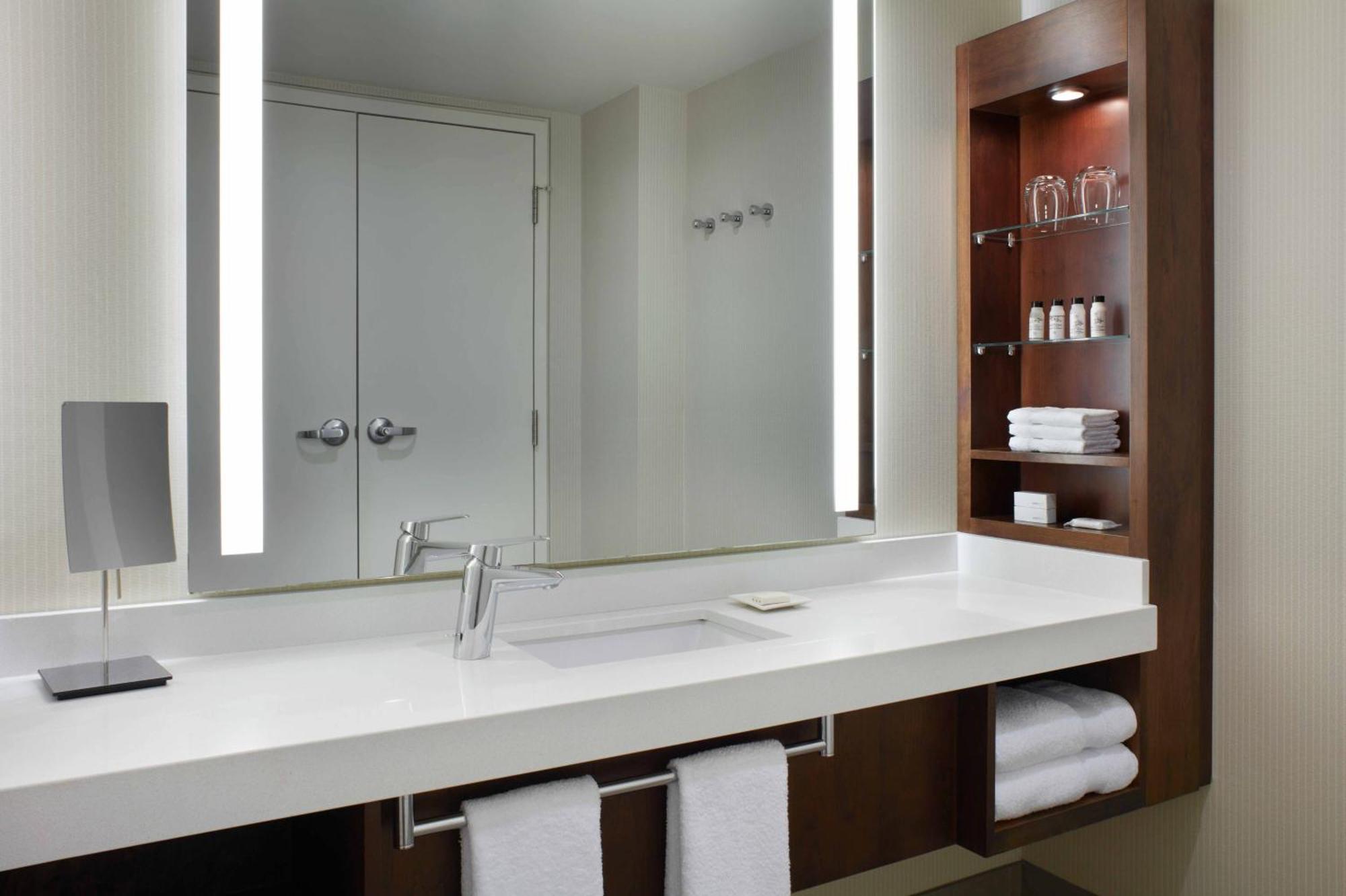 Junior Queen Suite - Club Lounge Access