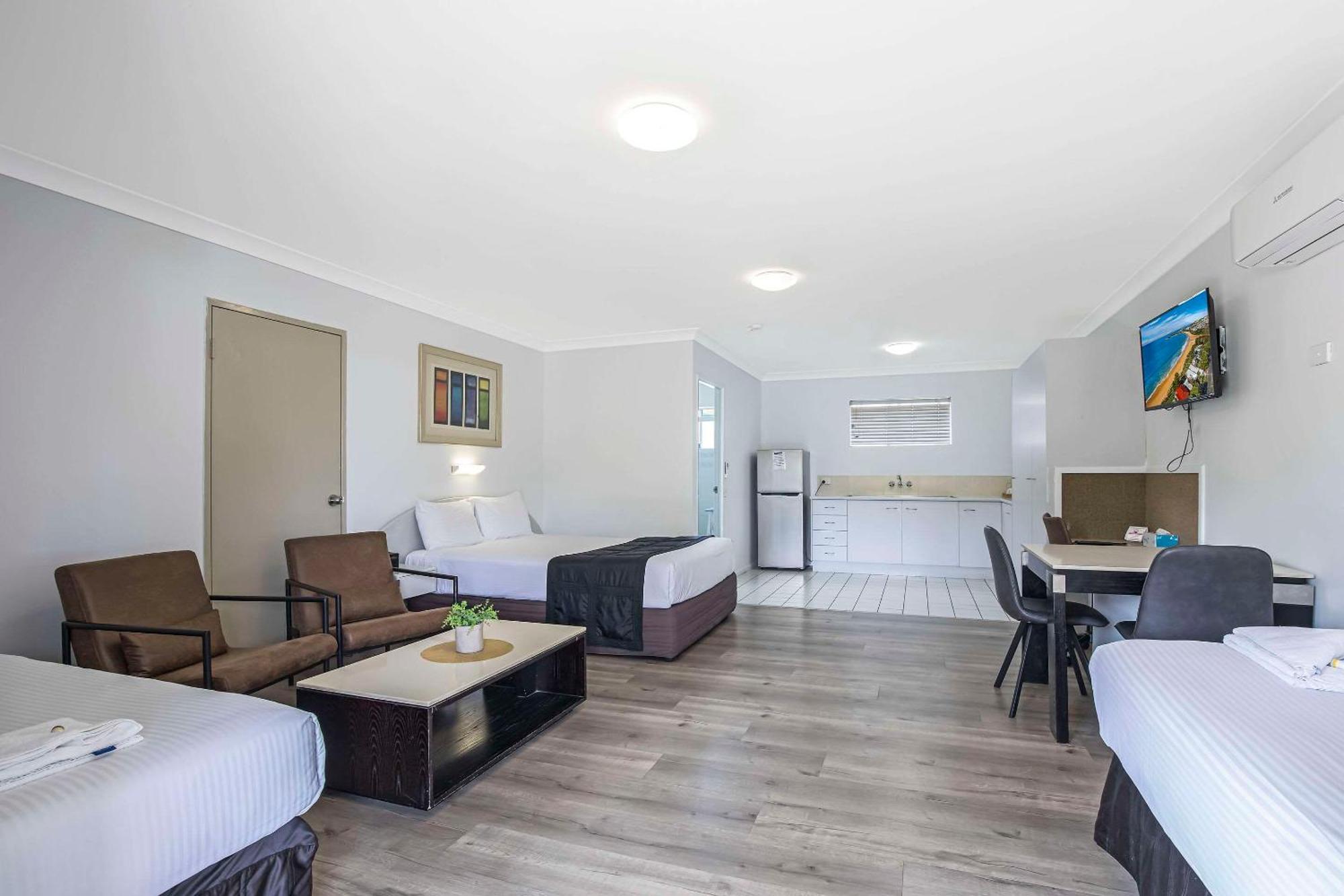 Family Room with One Queen Bed and Two Single Beds - Non Smoking