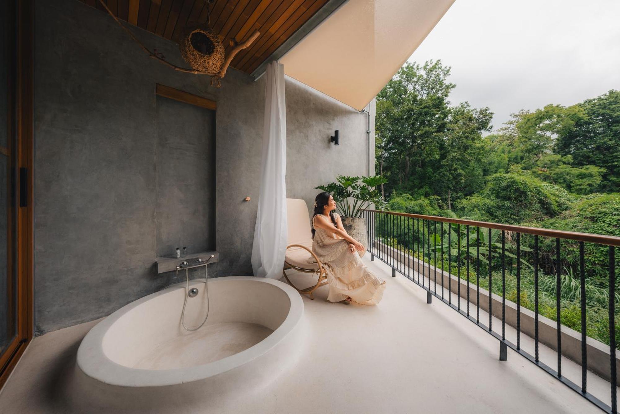 Luxury Suite with Bathtub on The Balcony Room