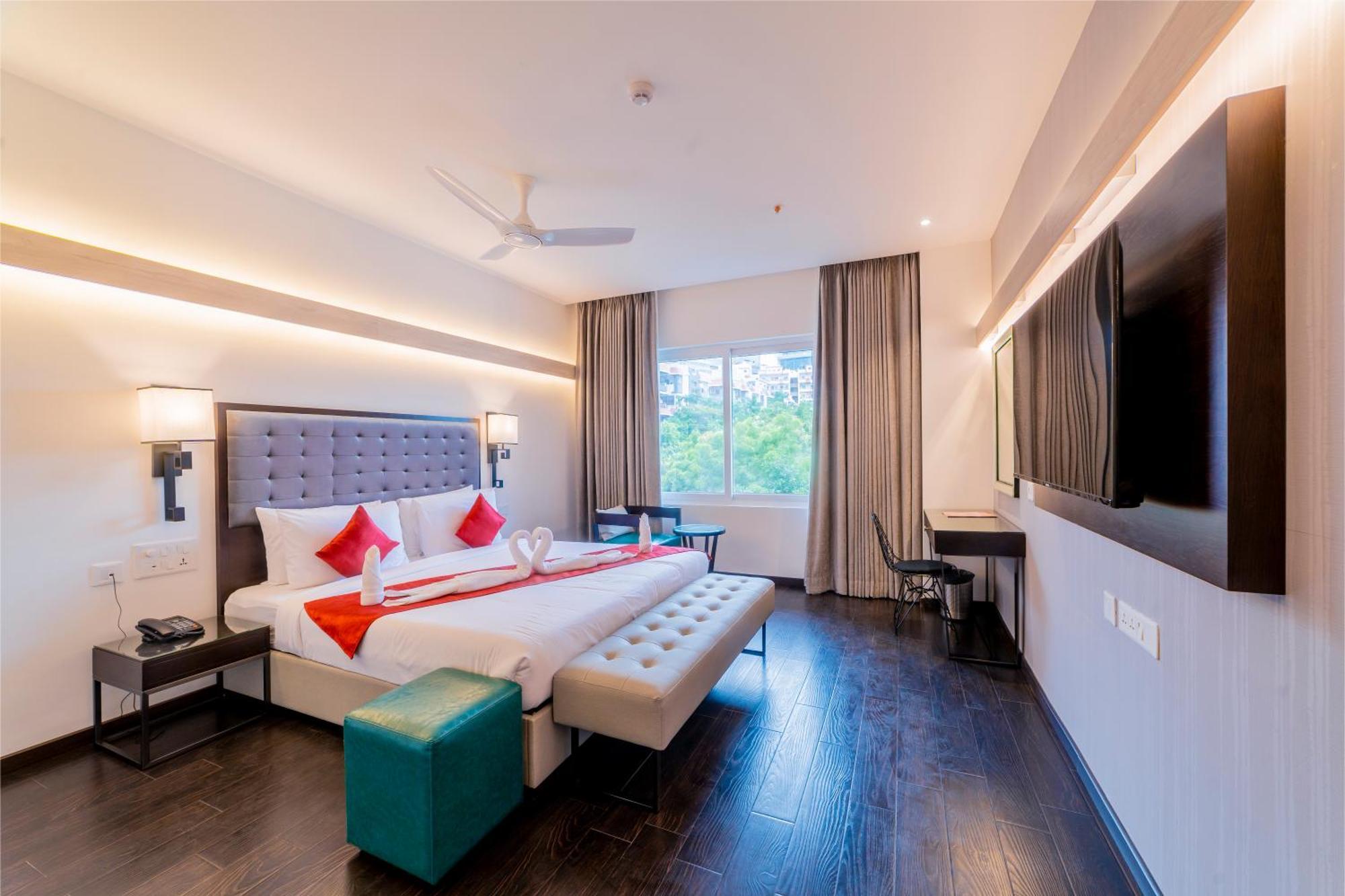 Room on Food & Beverages a-la-carte selection on Laundry service upto 2 clothing items,1549188889:JPEG