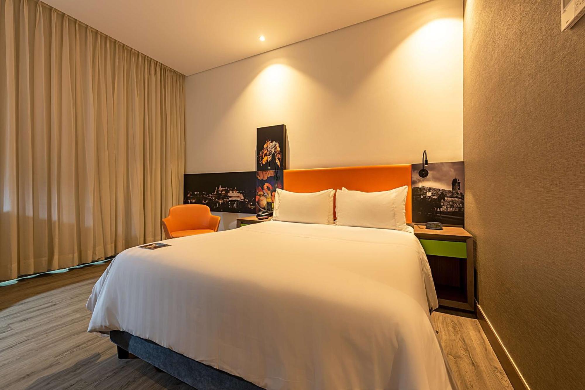 Queen Room with Roll-In Shower - Mobility Access/Non-Smoking