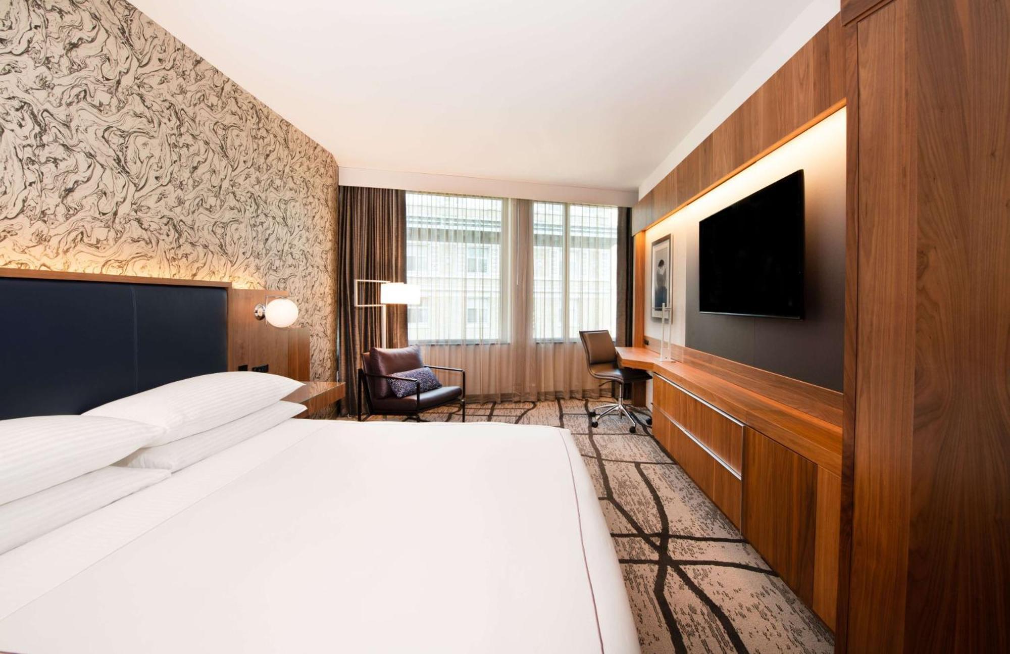 King Corner Room with City View