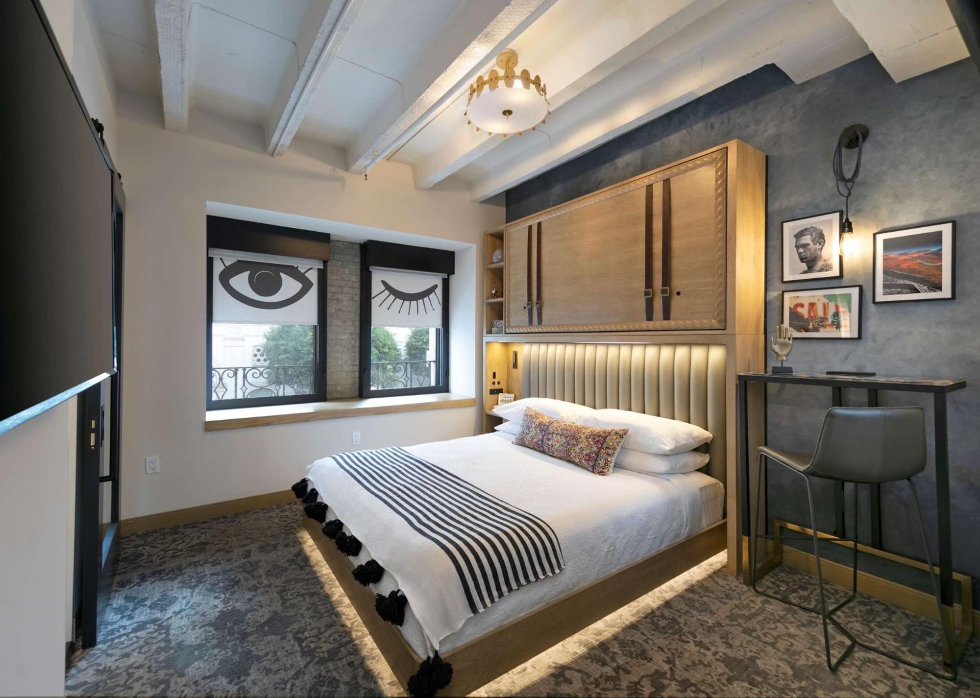 Deluxe King Room with Tub - Mobility Accessible