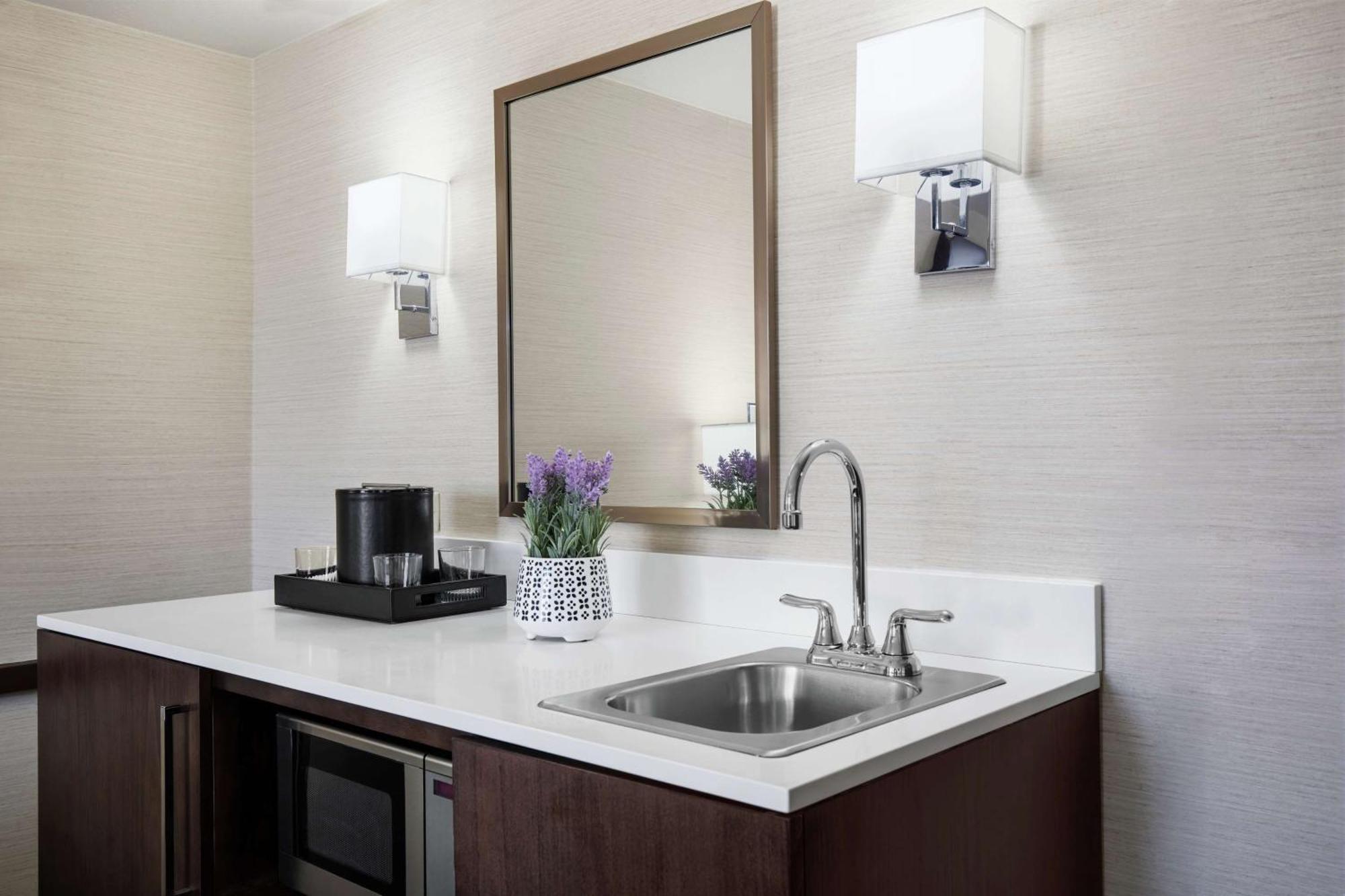 King Suite with Spa Bath - Non-Smoking