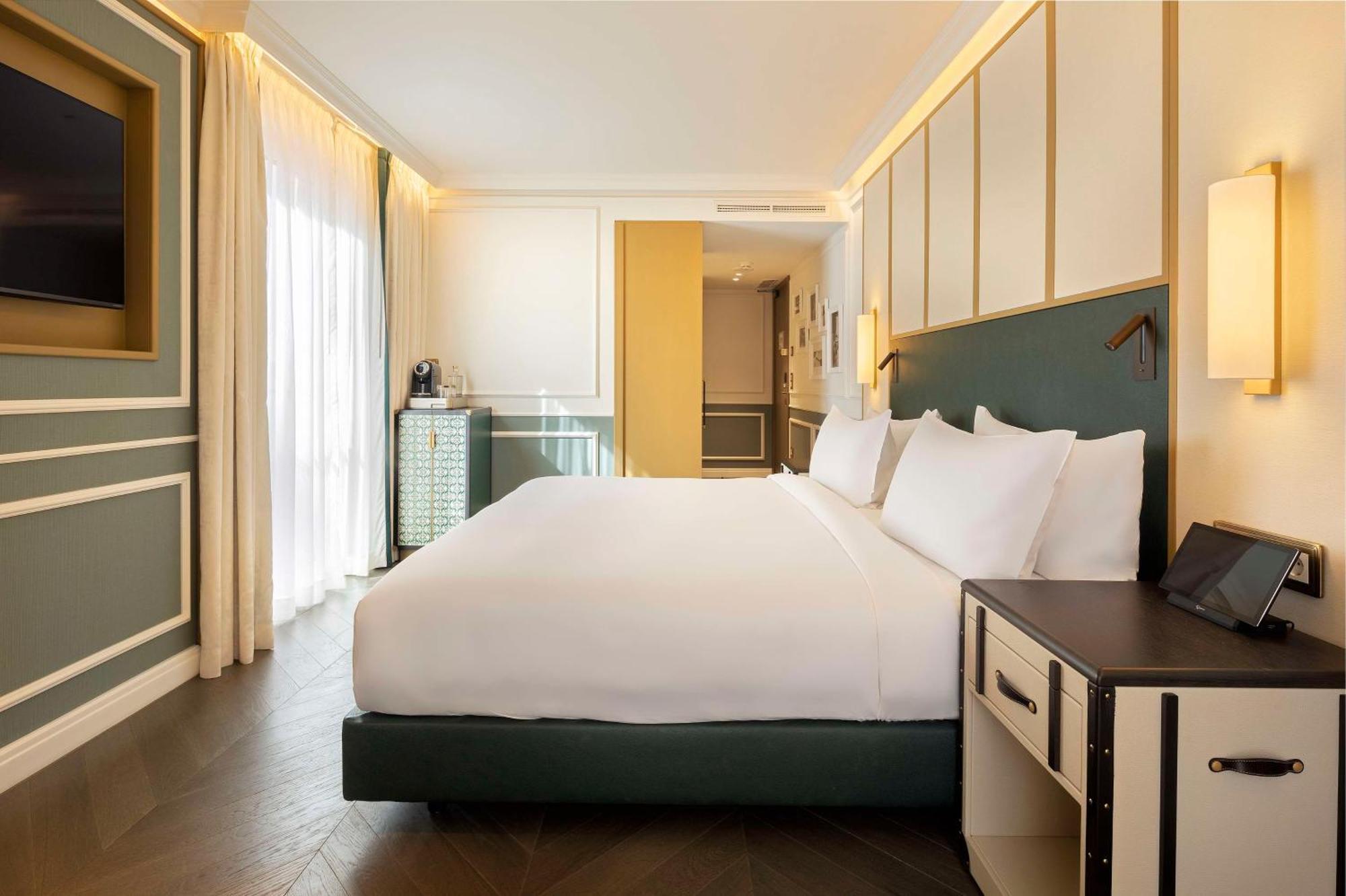 Premium Corner King Room