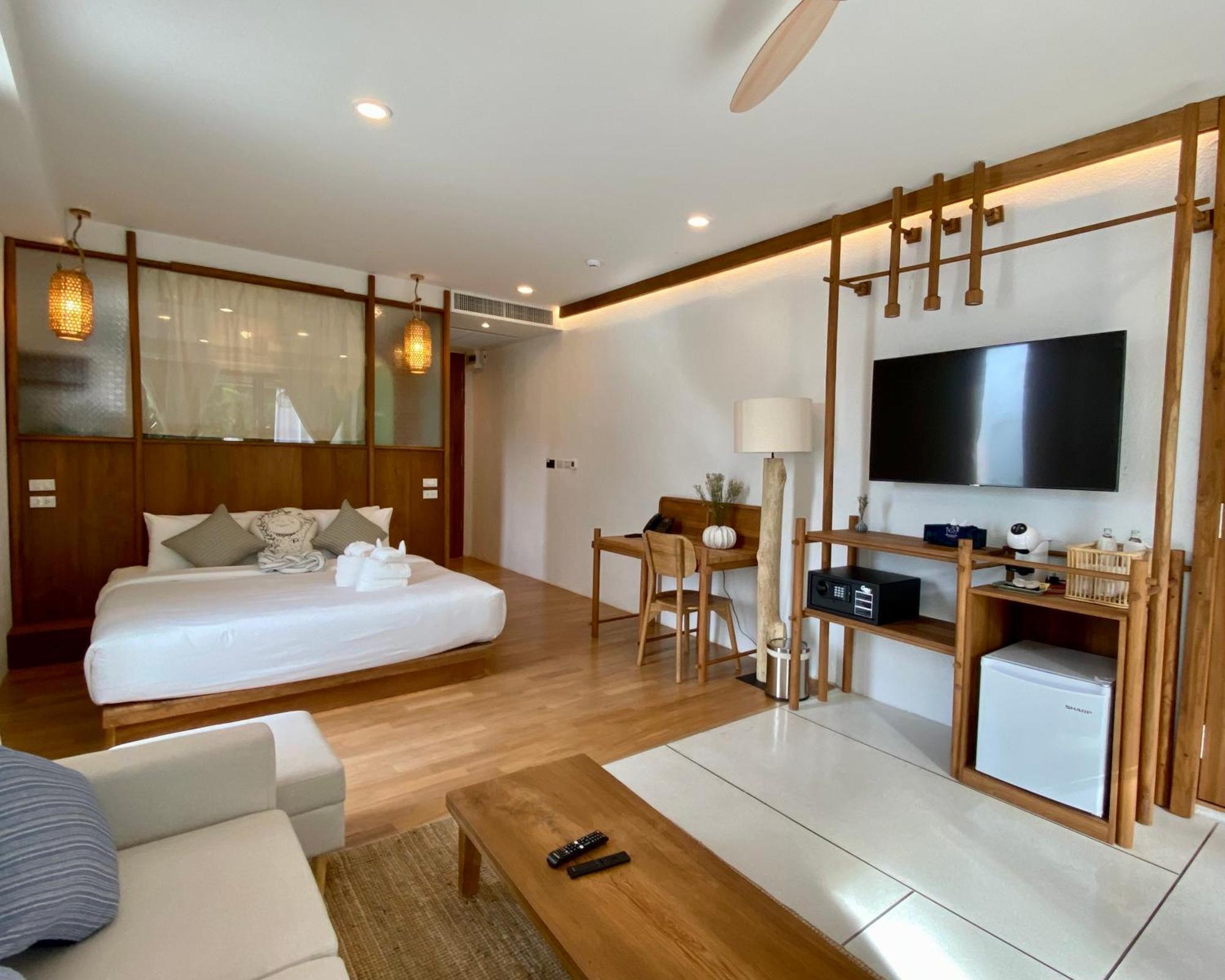 Luxury Suite with Bathtub on The Balcony Accessible Room