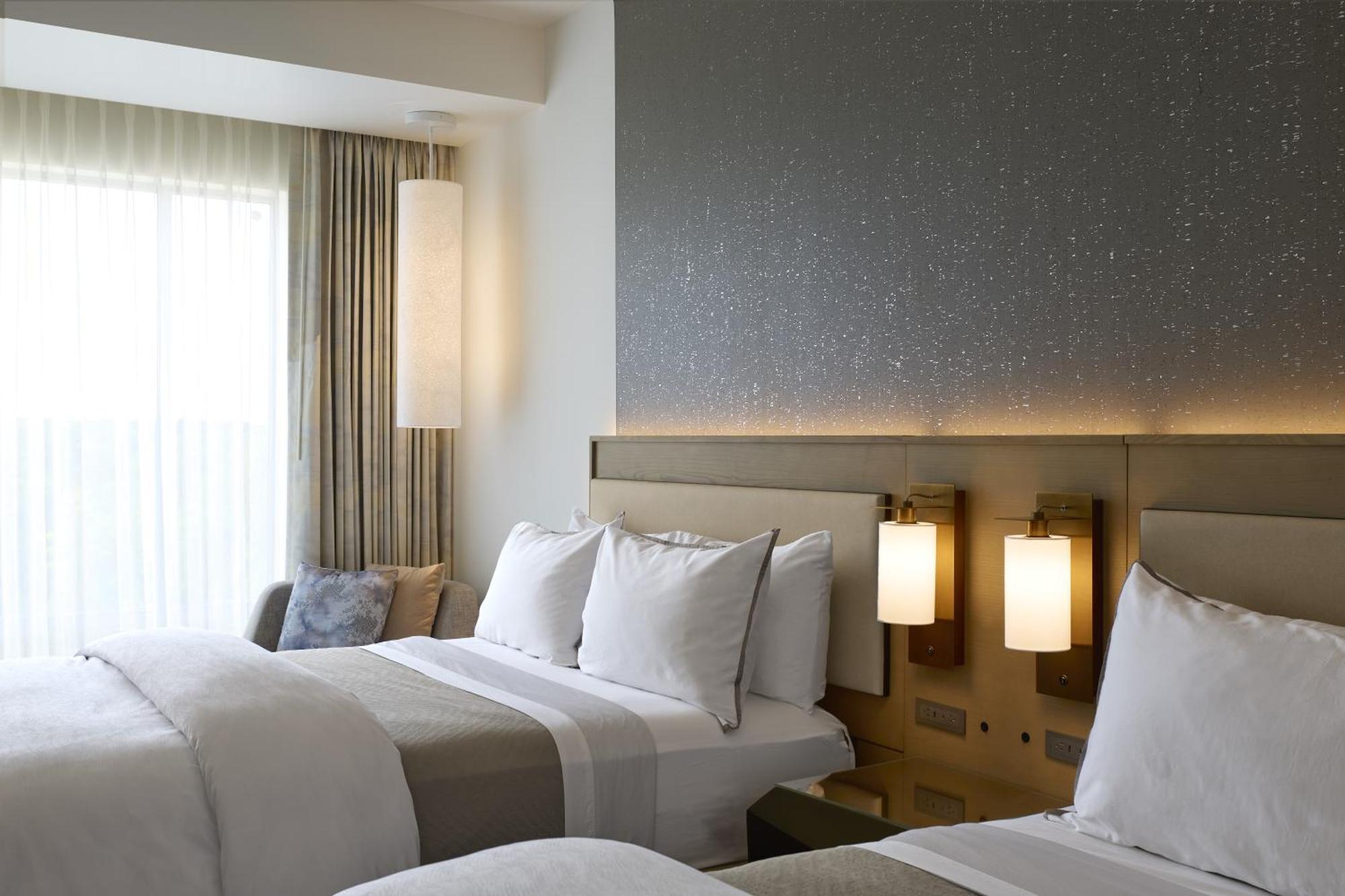 Traditional Queen Room with Roll-In Shower - Mobility/Hearing Accessible