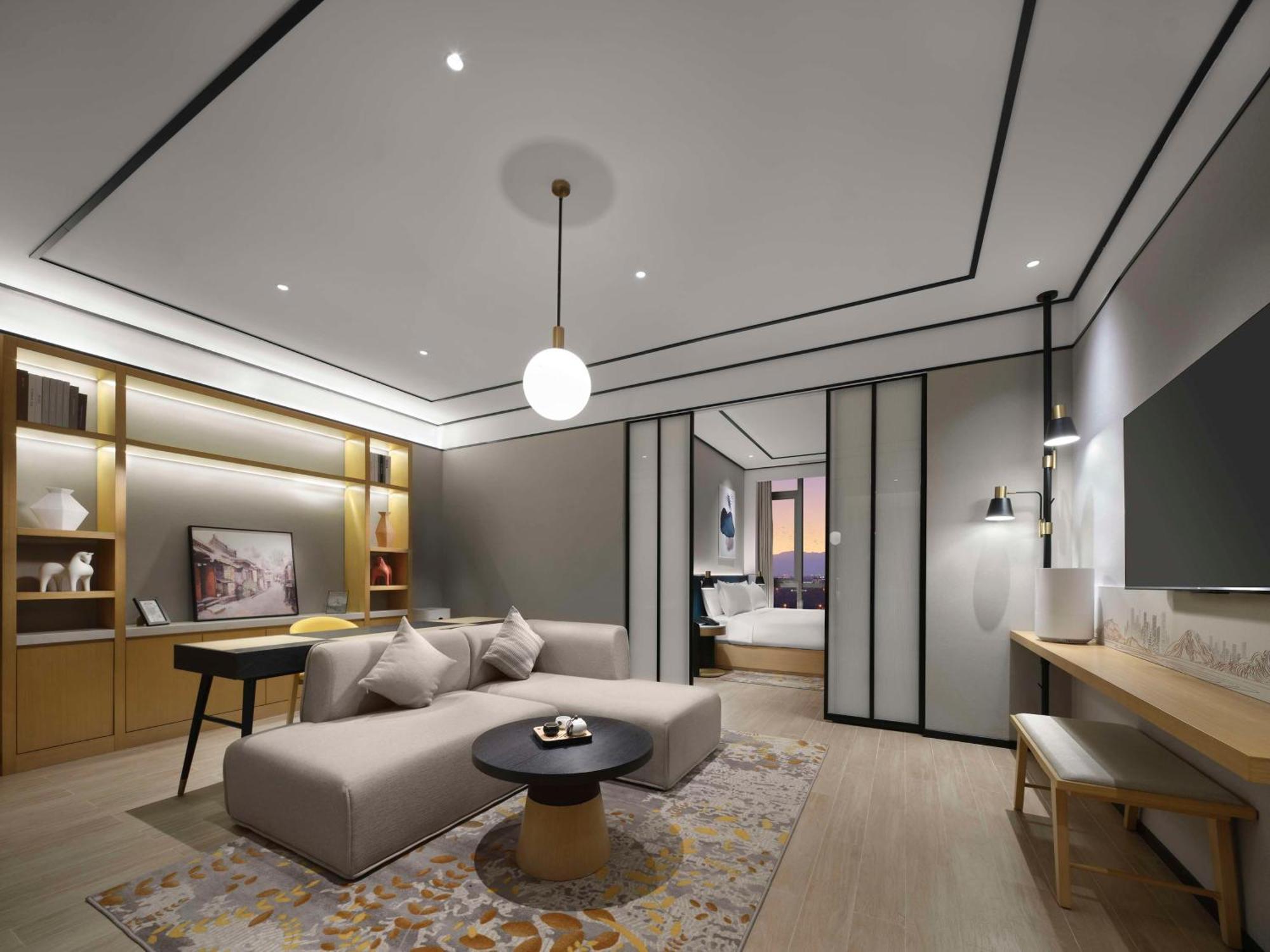 Deluxe King Suite