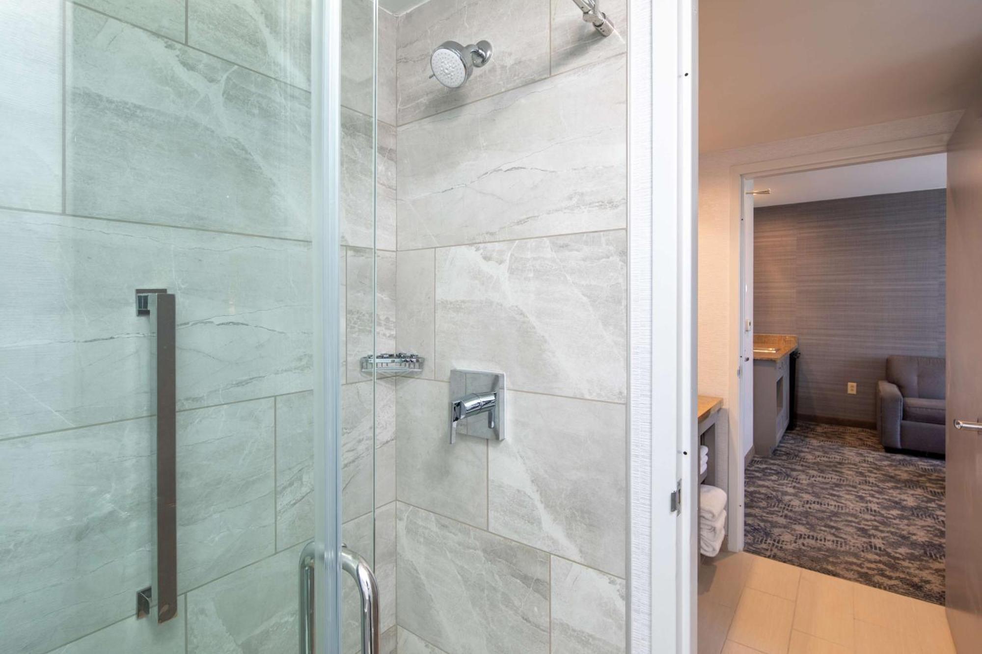King Suite with Airport View
