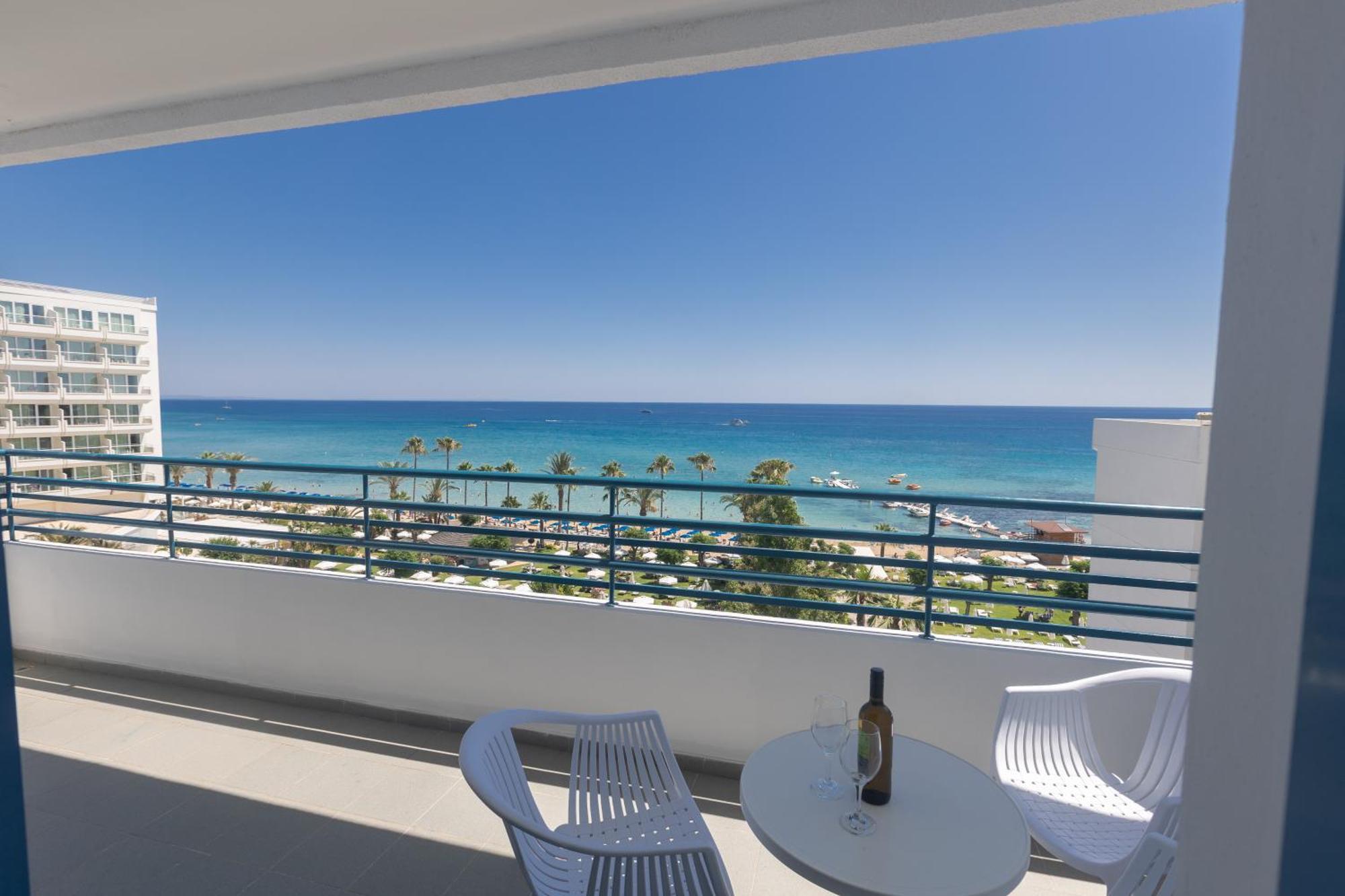 Double or Twin Room with Front Sea View
