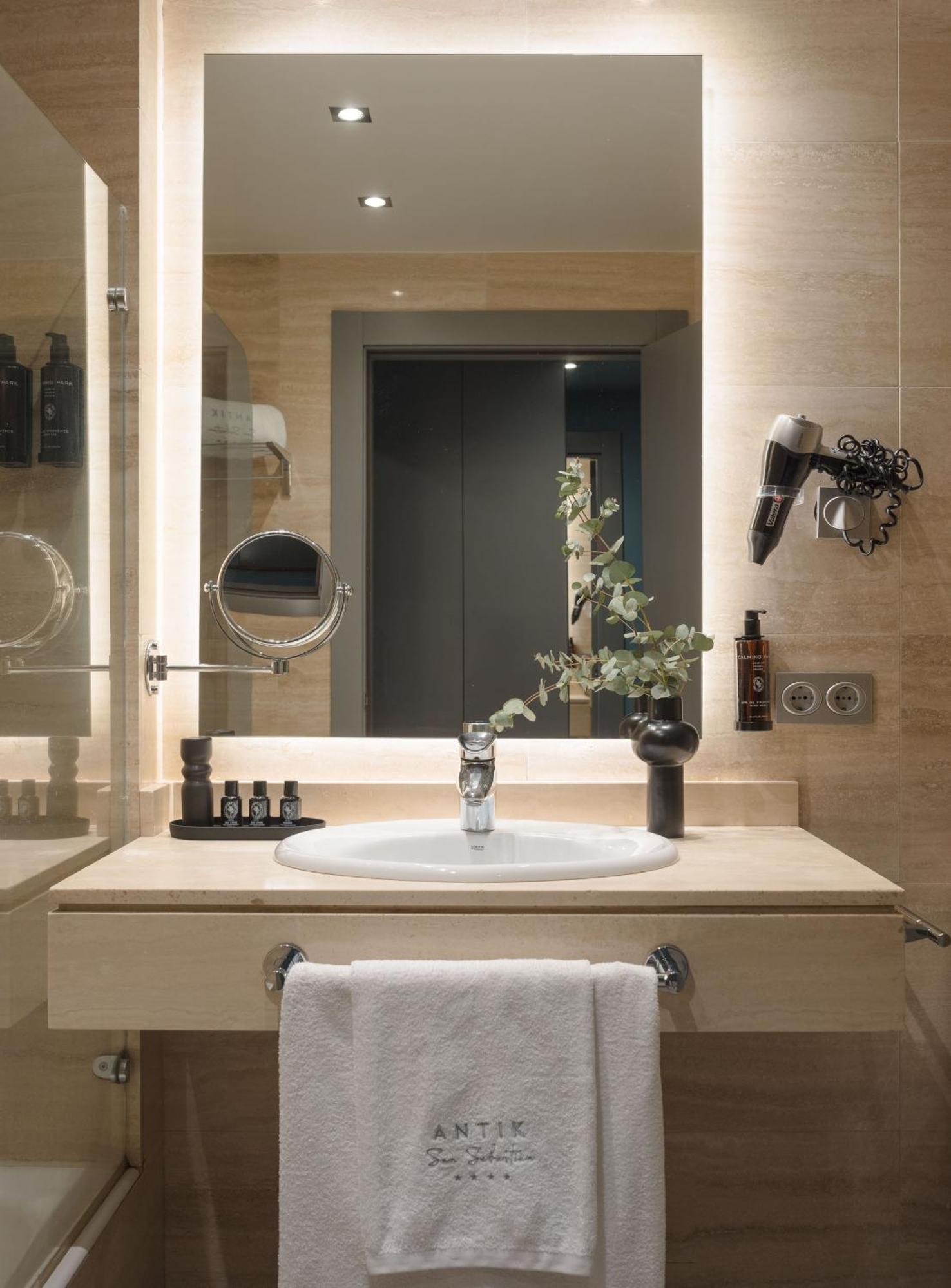 Double Room for Single Use