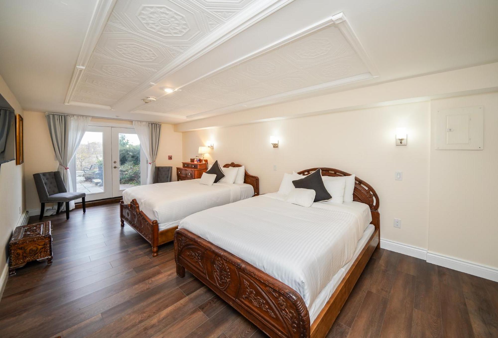 Deluxe Queen Suite