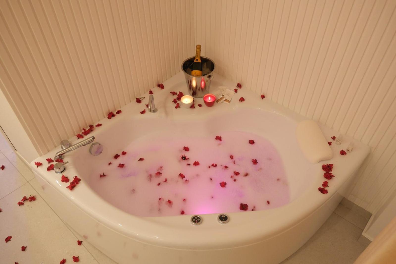 Deluxe Suite with Spa Bath