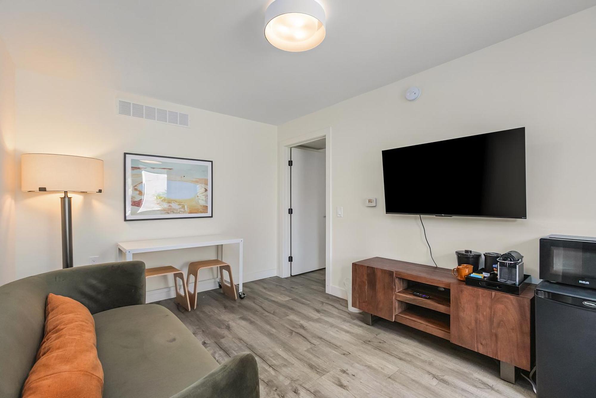 Queen Suite with Courtyard View - Non-Smoking